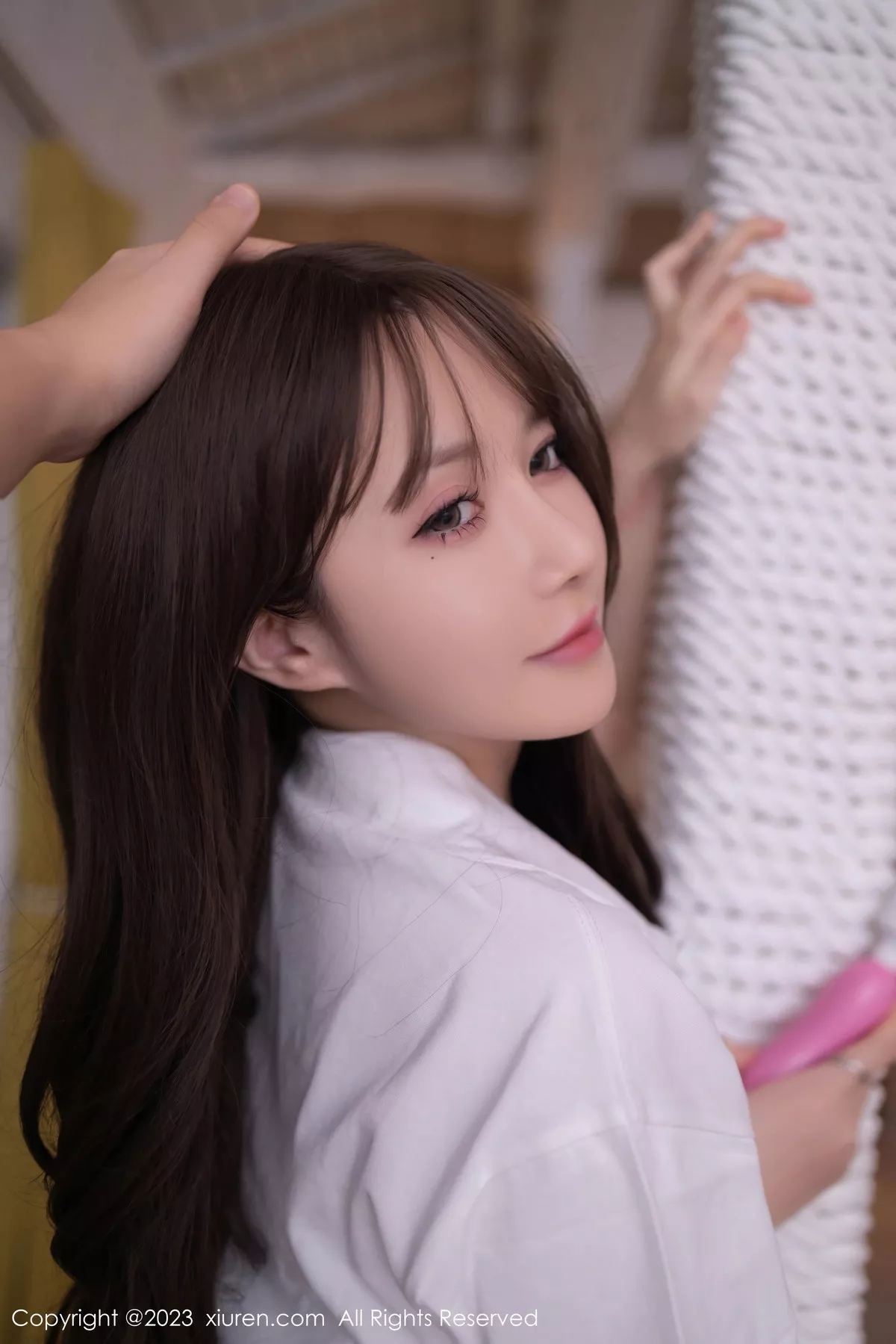 秀人集.com_[XiuRen秀人网]No.7475_模特鱼子酱Fish性感白T配灰短裙露黑丝吊袜秀曼妙身姿诱惑写真85P