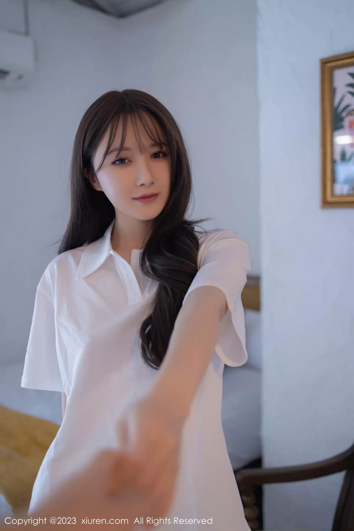 秀人集.com_[XiuRen秀人网]No.7475_模特鱼子酱Fish性感白T配灰短裙露黑丝吊袜秀曼妙身姿诱惑写真85P