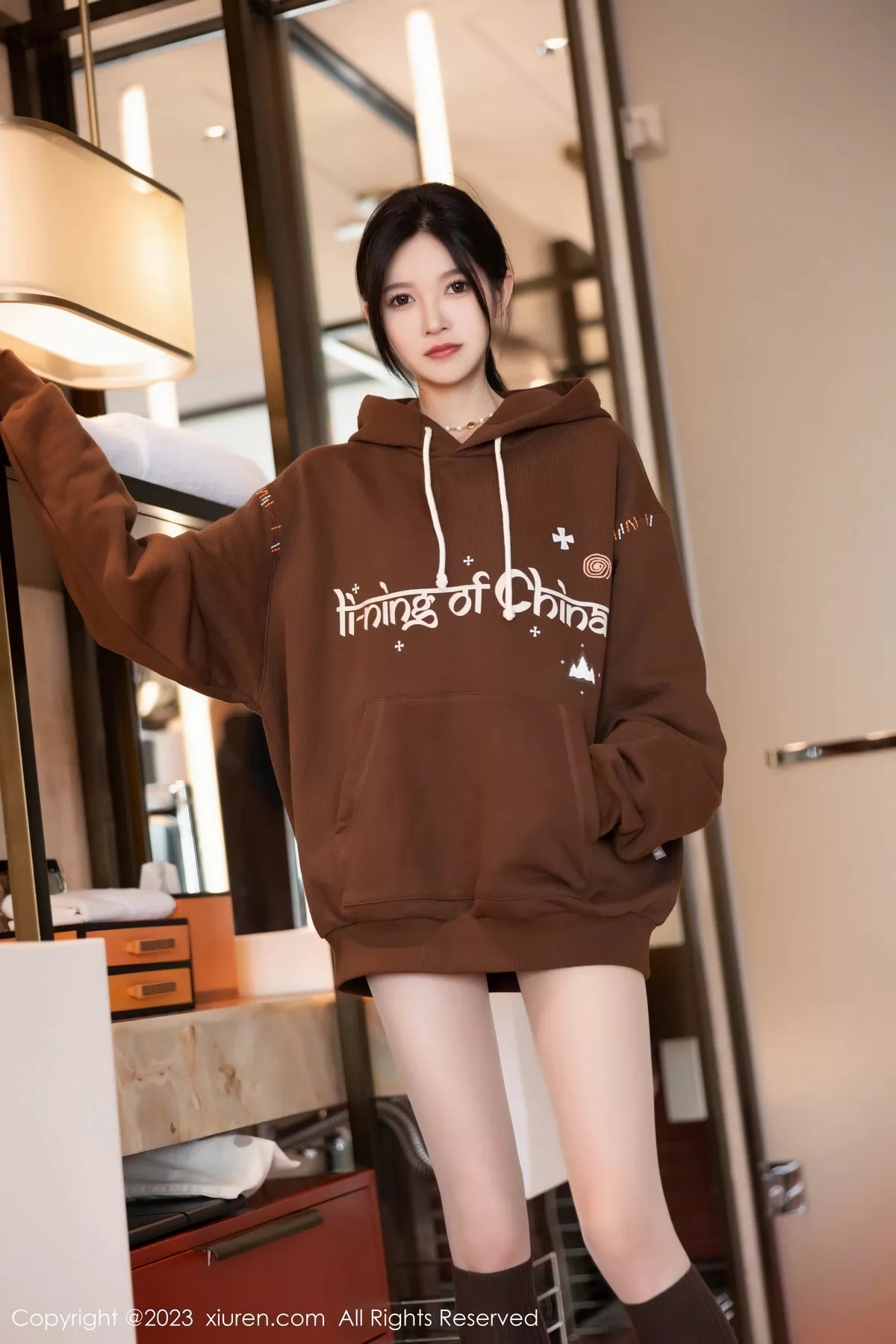 秀人集.com_[XiuRen秀人网]No.7488_模特程程程咖啡色卫衣露淡红内衣配肉丝袜秀曼妙身姿诱惑写真81P