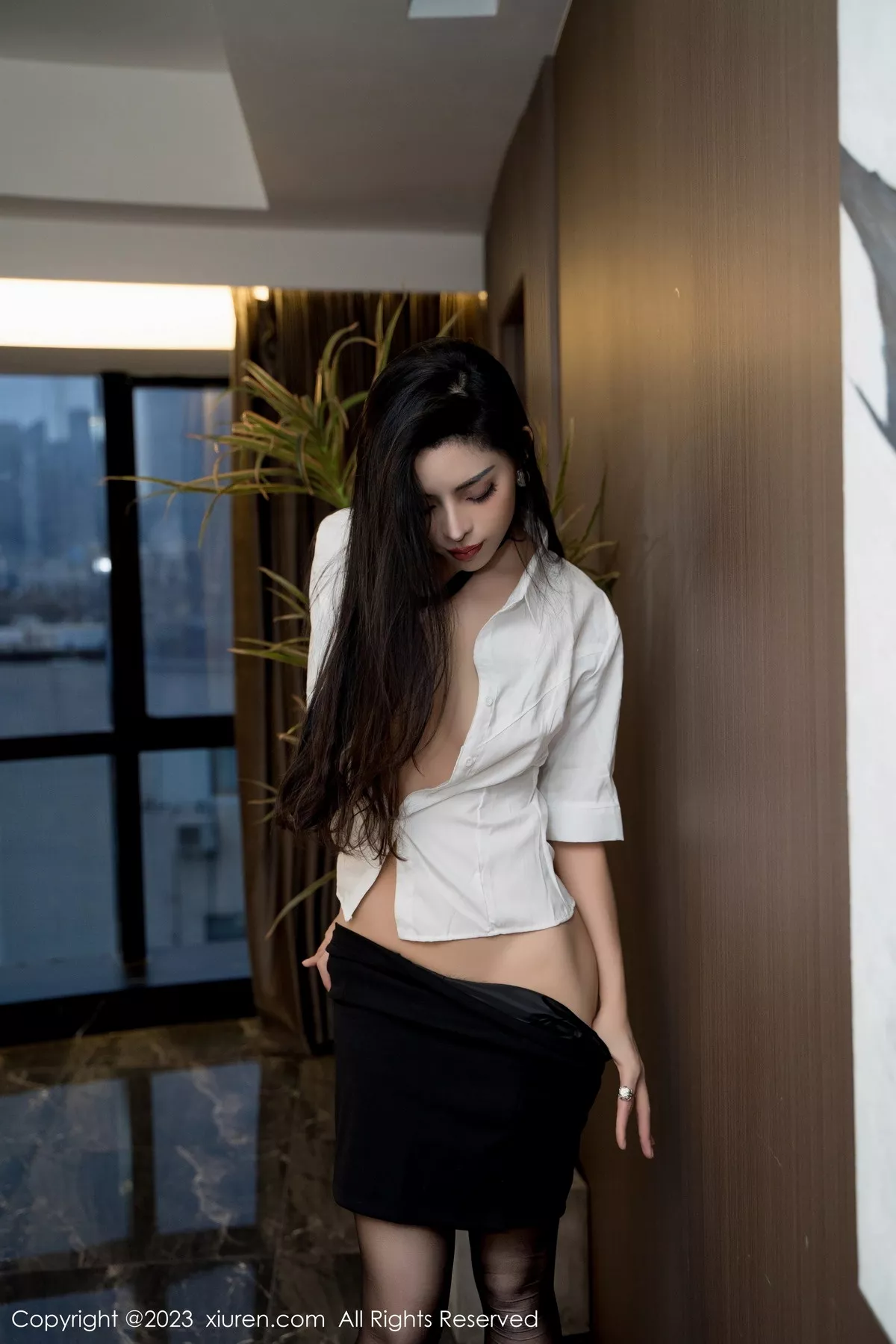 秀人集.com_[XiuRen秀人网]No.7489_模特王薇薇性感白T配黑色短裙露超薄黑丝秀完美身材诱惑写真85P