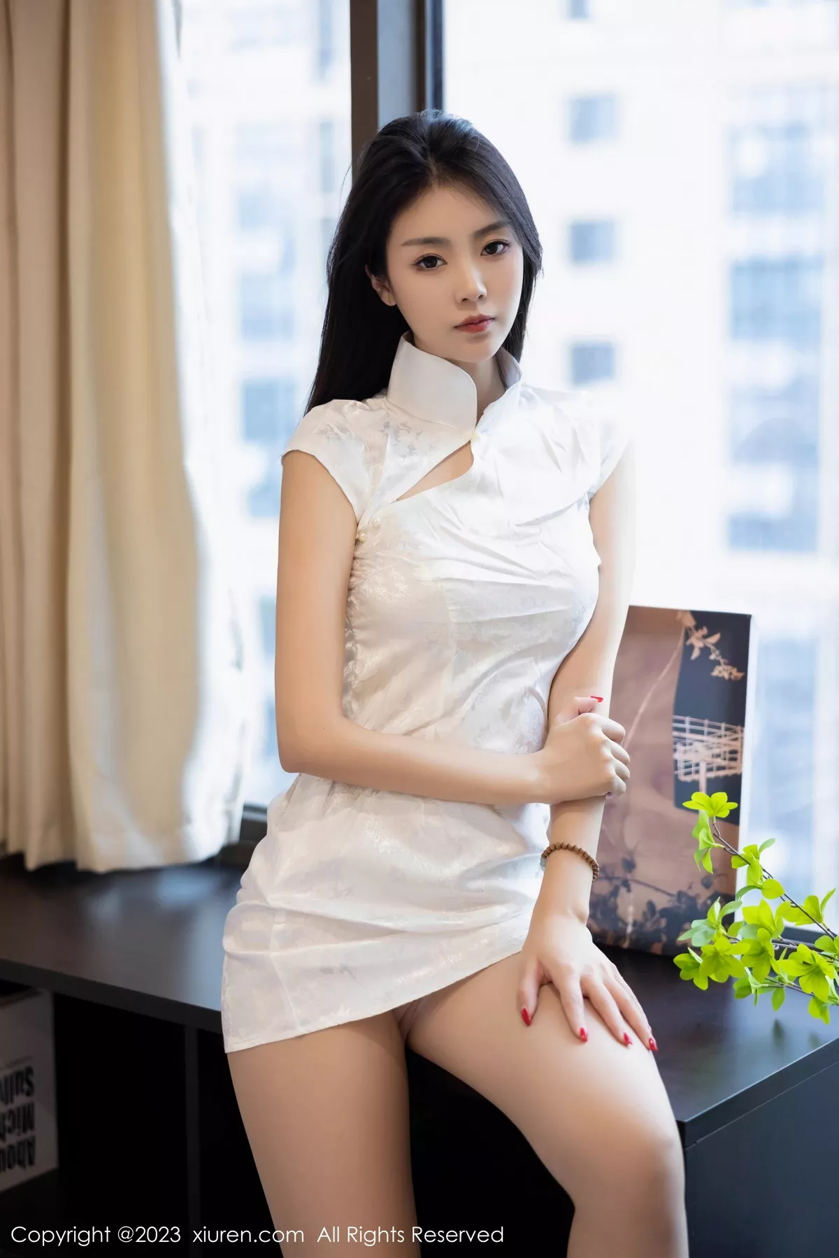 秀人集.com_[XiuRen秀人网]No.7493_模特可乐Vicky性感白色短款旗袍配原色丝袜秀翘臀美腿诱惑写真78P