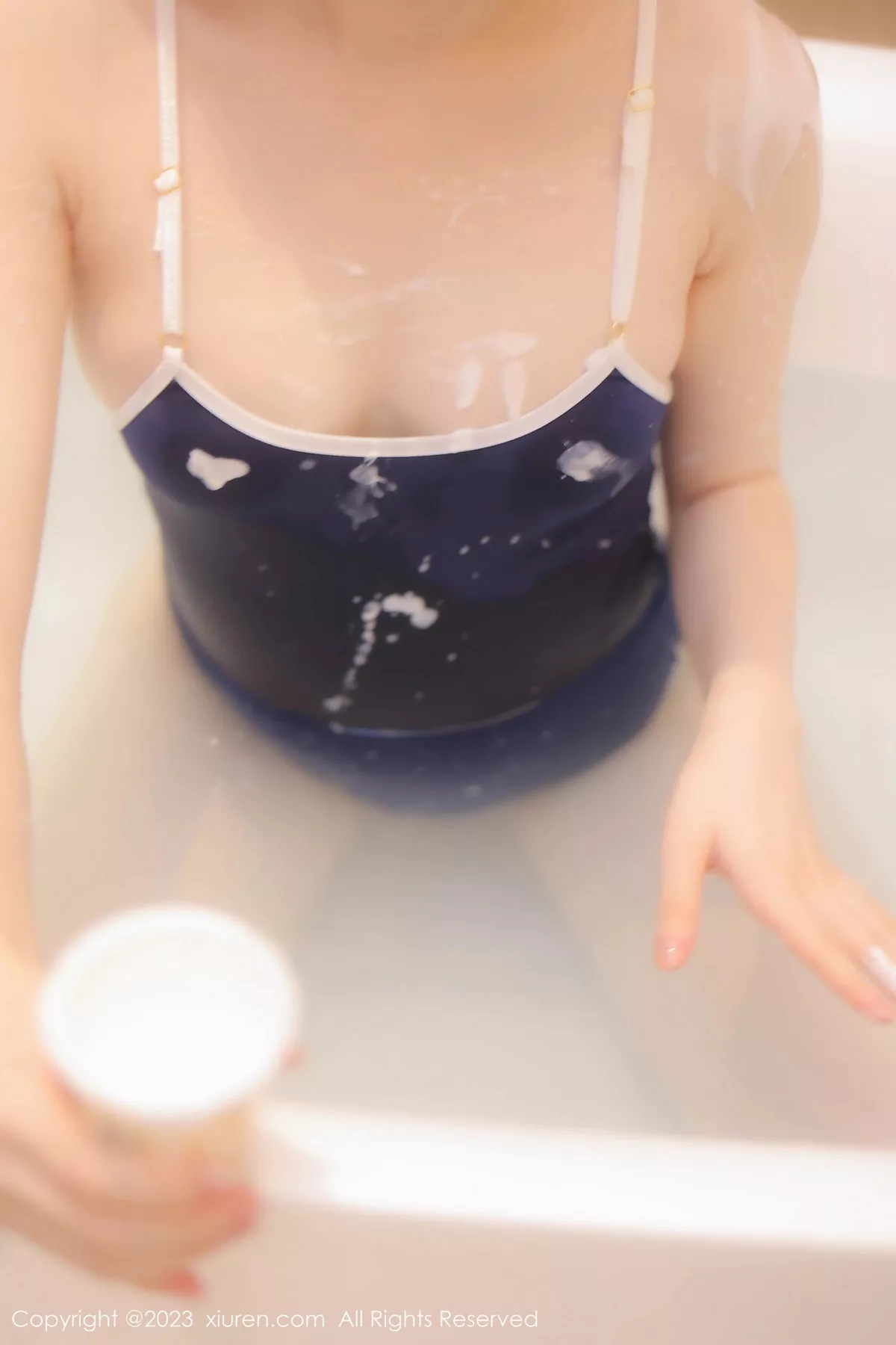 秀人集.com_[XiuRen秀人网]No.7499_模特林悠悠浴室场景性感深蓝吊带高开叉服秀曼妙身姿诱惑写真75P