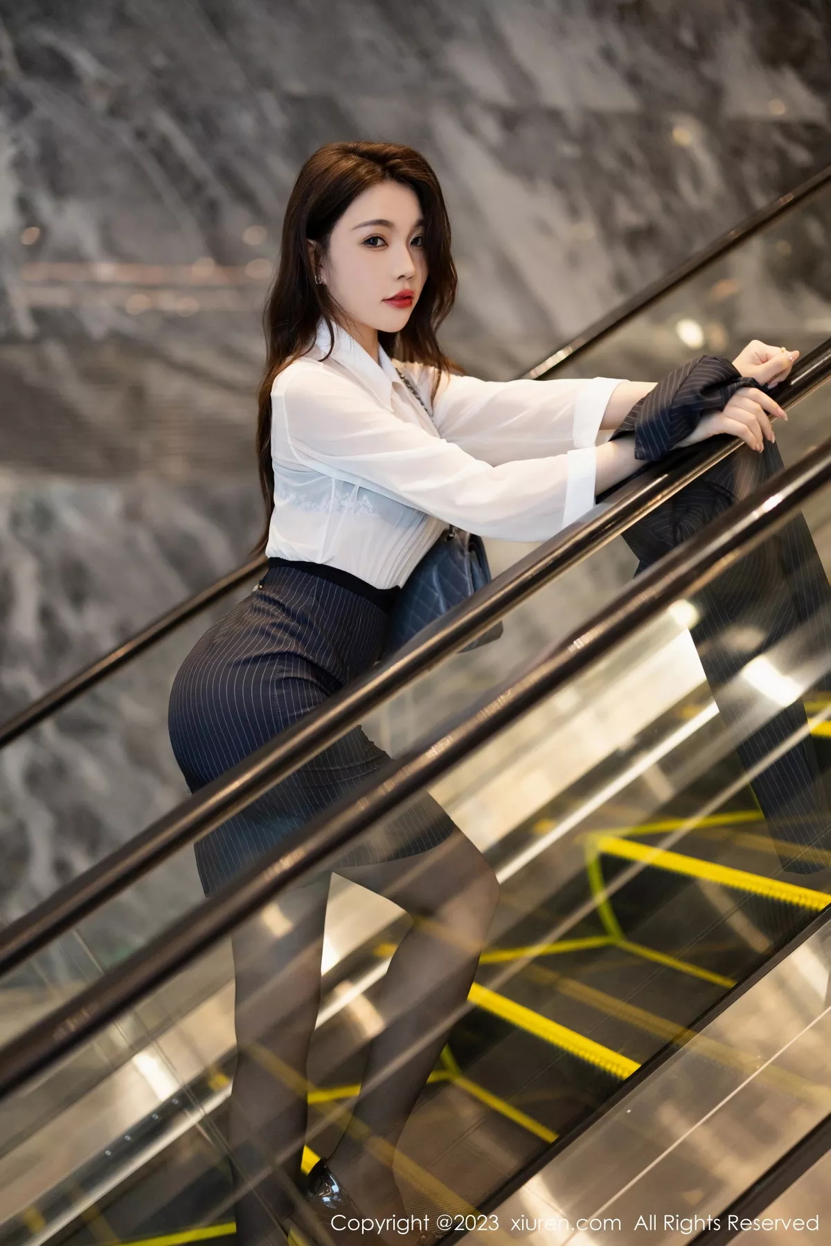 秀人集.com_[XiuRen秀人网]No.7508_女神徐莉芝Booty性感白T配黑丝袜半脱秀曼妙身姿完美诱惑写真83P