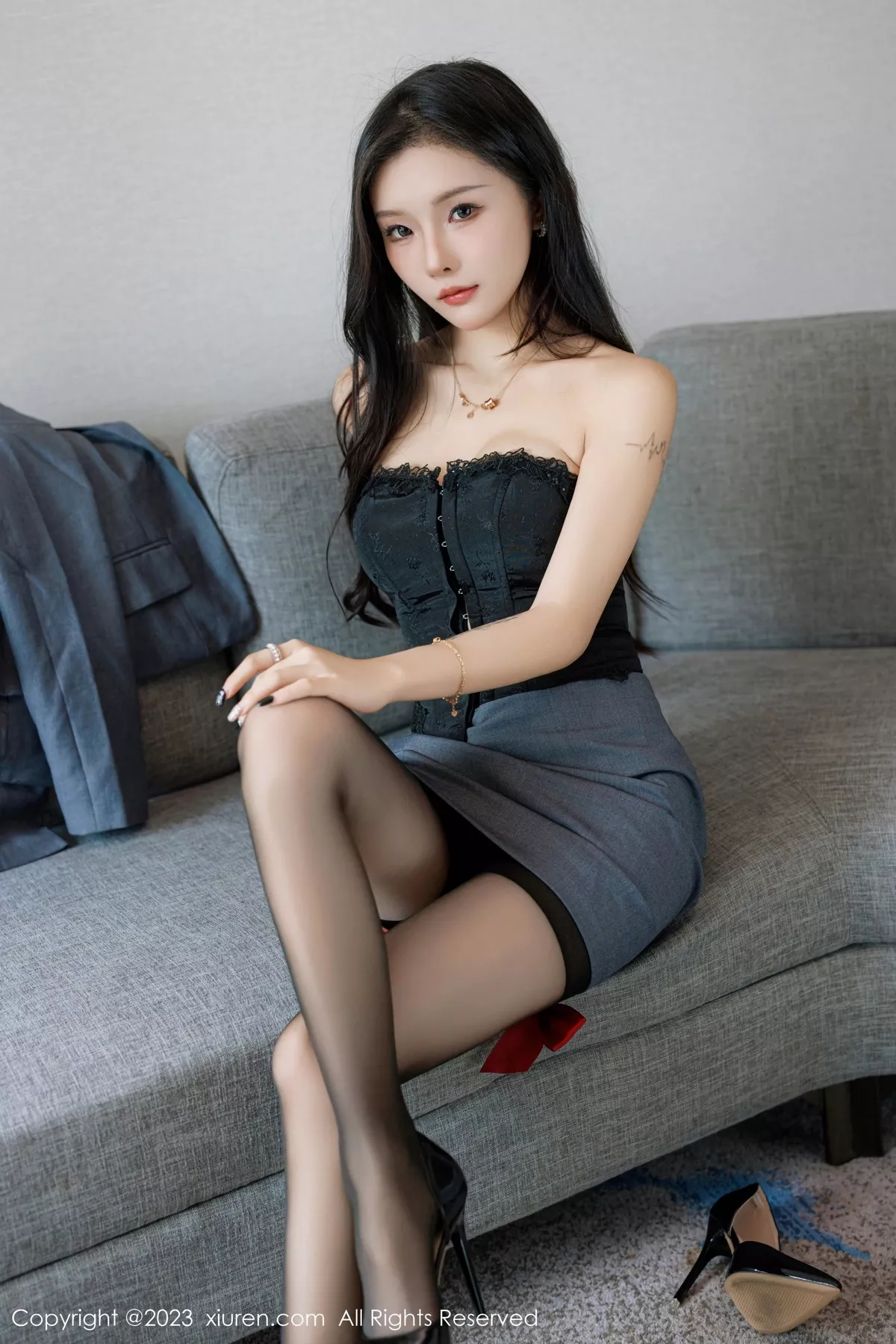 秀人集.com_[XiuRen秀人网]No.7511_模特七七kiko深灰色西服套装露黑色蕾丝内衣配超薄黑丝诱惑写真48P