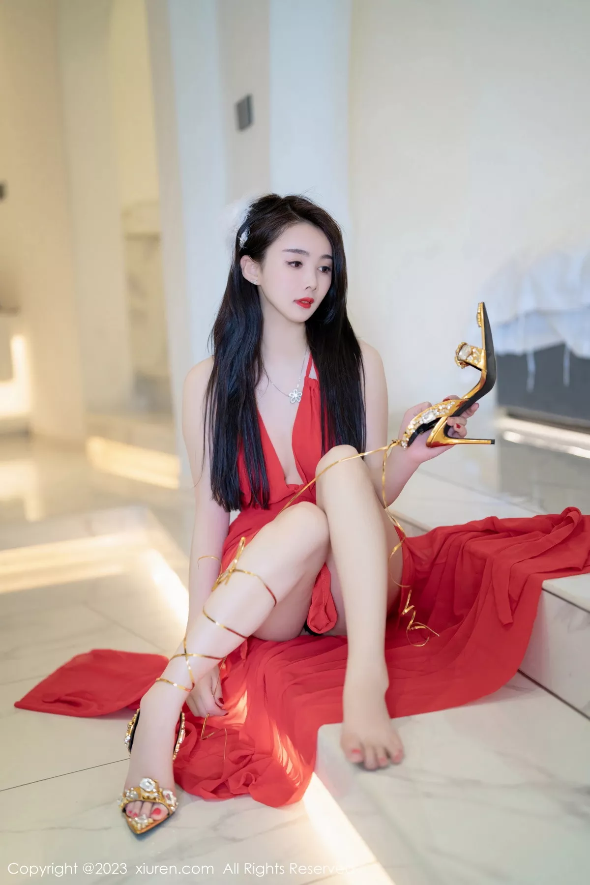 秀人集.com_[XiuRen秀人网]No.7517_模特Summer宝宝红色露肩连衣长裙配肉丝袜秀曼妙身姿诱惑写真62P