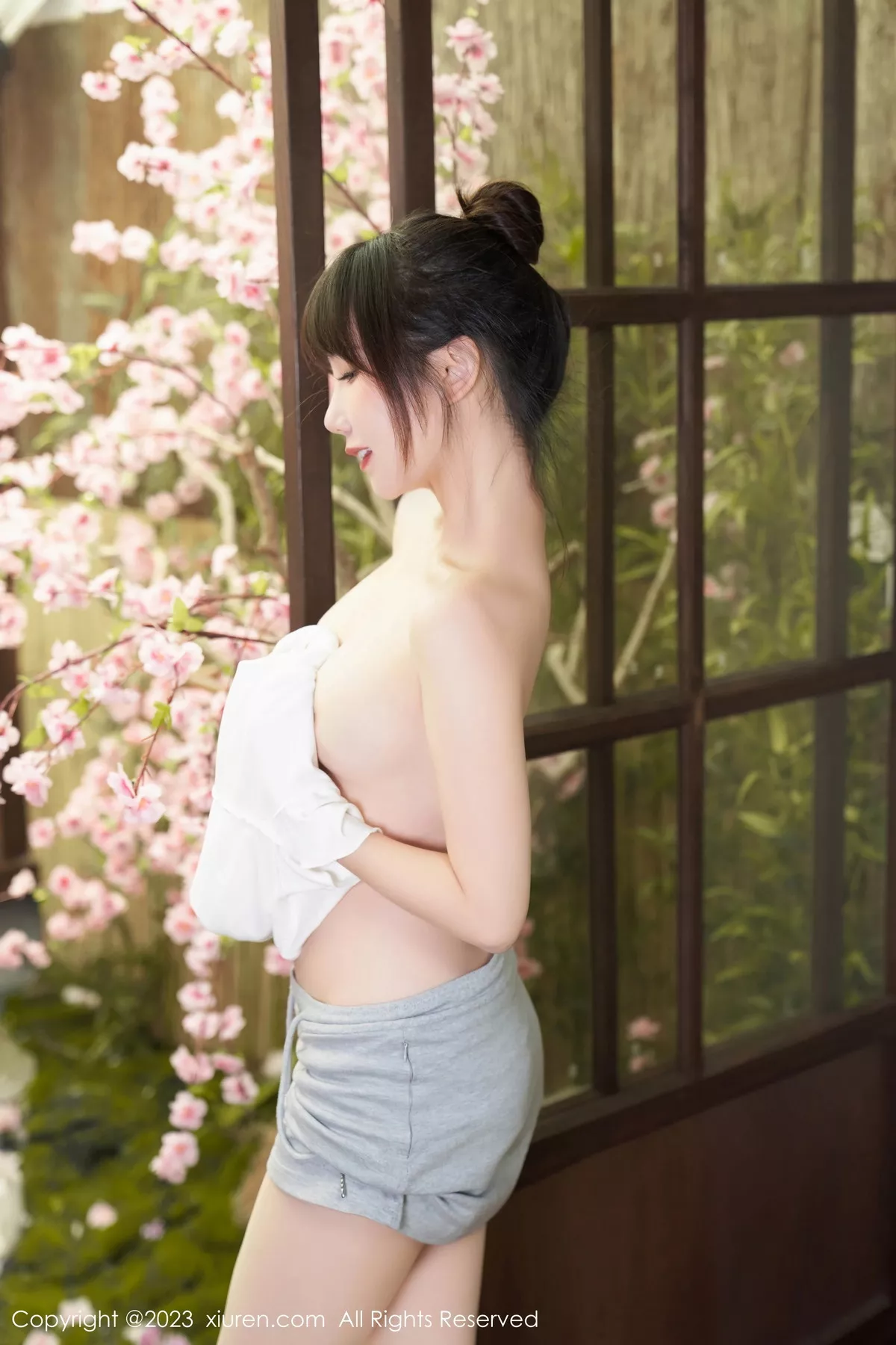 秀人集.com_[XiuRen秀人网]No.7519_模特波巧酱性感白色短T配灰色短裙露超薄肉丝秀美腿诱惑写真88P