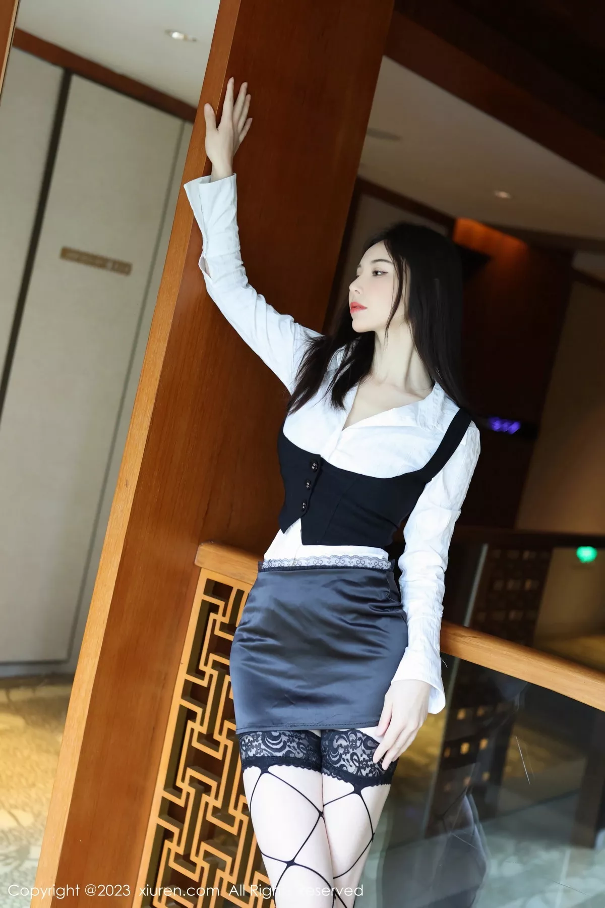 秀人集.com_[XiuRen秀人网]No.7525_模特曼柔户外性感白T配黑色短裙半脱秀豪乳遮点惹火诱惑写真78P