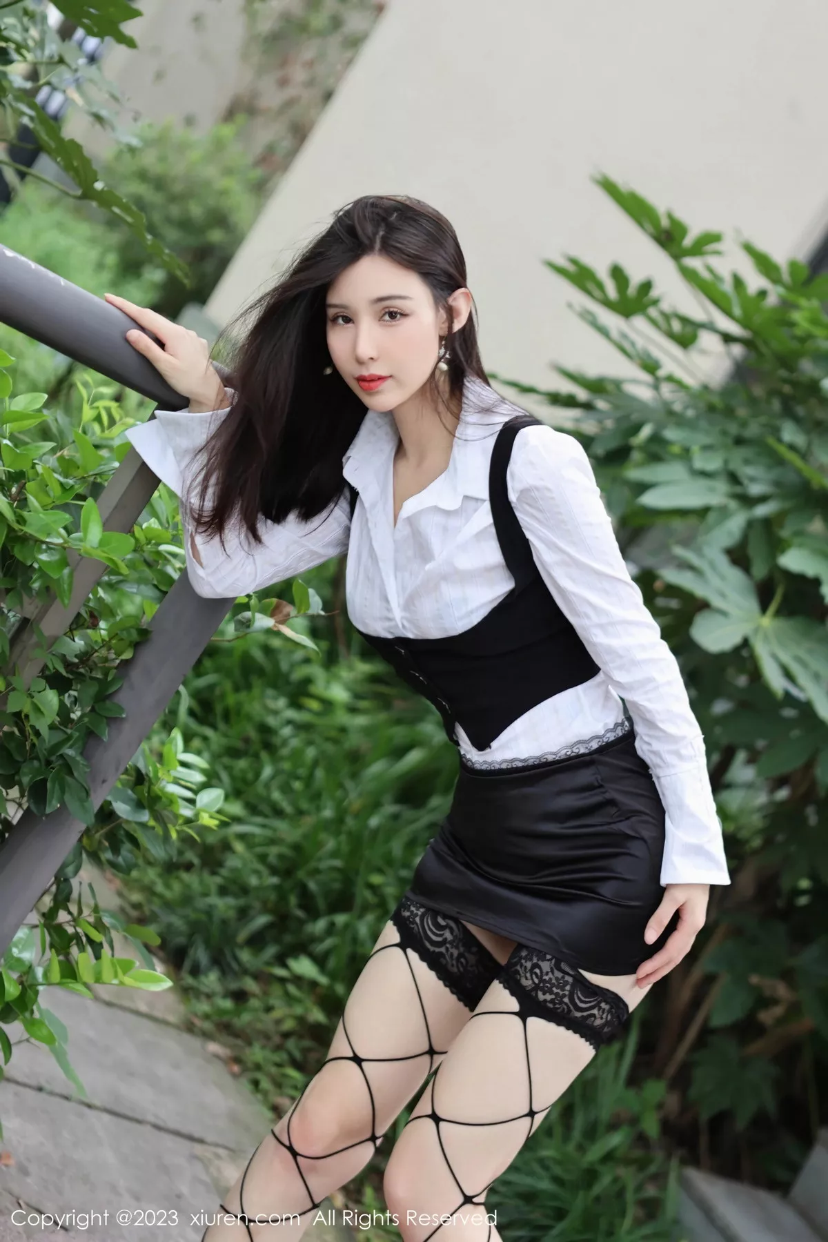 秀人集.com_[XiuRen秀人网]No.7525_模特曼柔户外性感白T配黑色短裙半脱秀豪乳遮点惹火诱惑写真78P