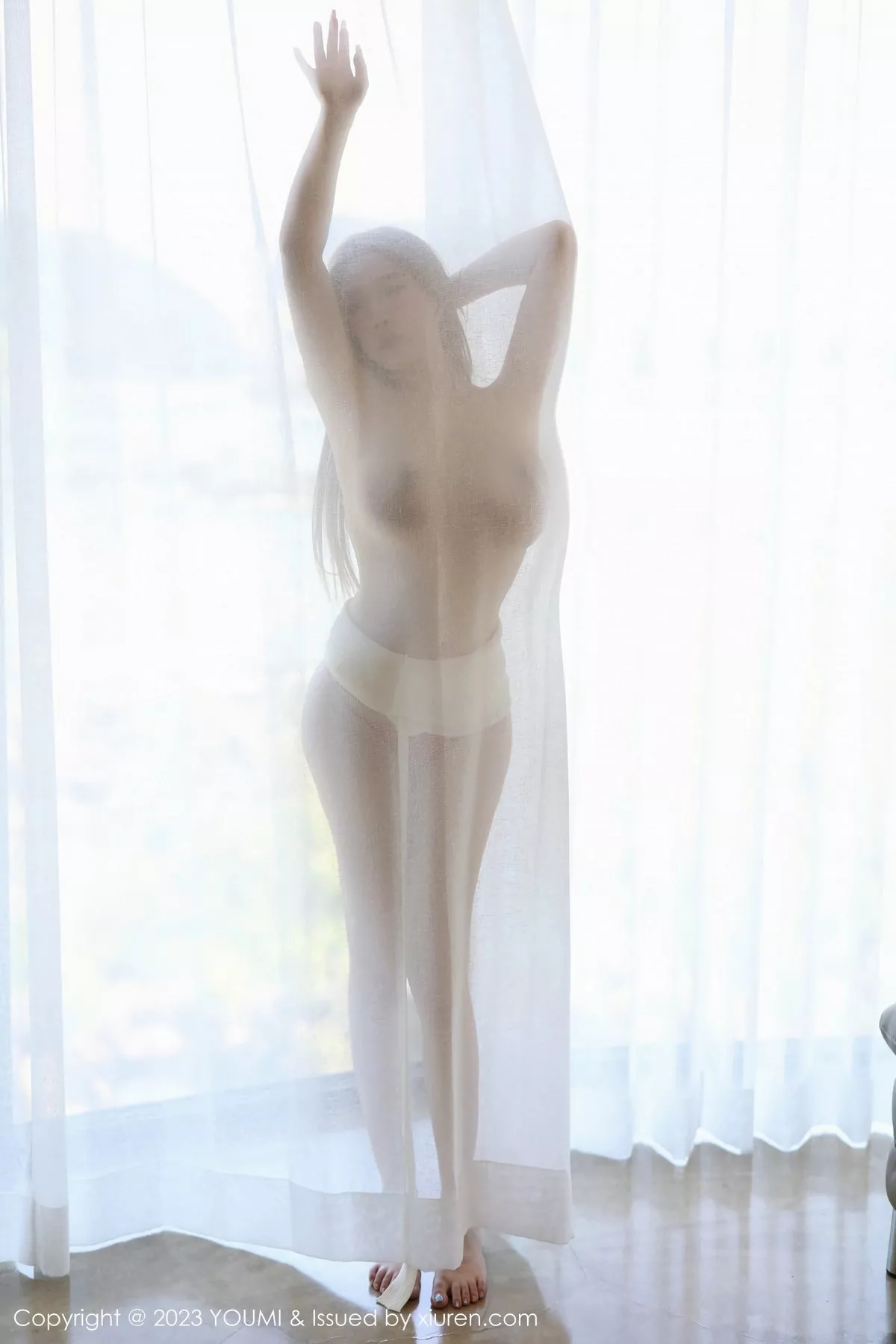 秀人集.com_[YouMi尤蜜荟]Vol.995_模特小海臀Rena性感浅色衣配黑色长裤半脱秀浑圆翘臀诱惑写真72P