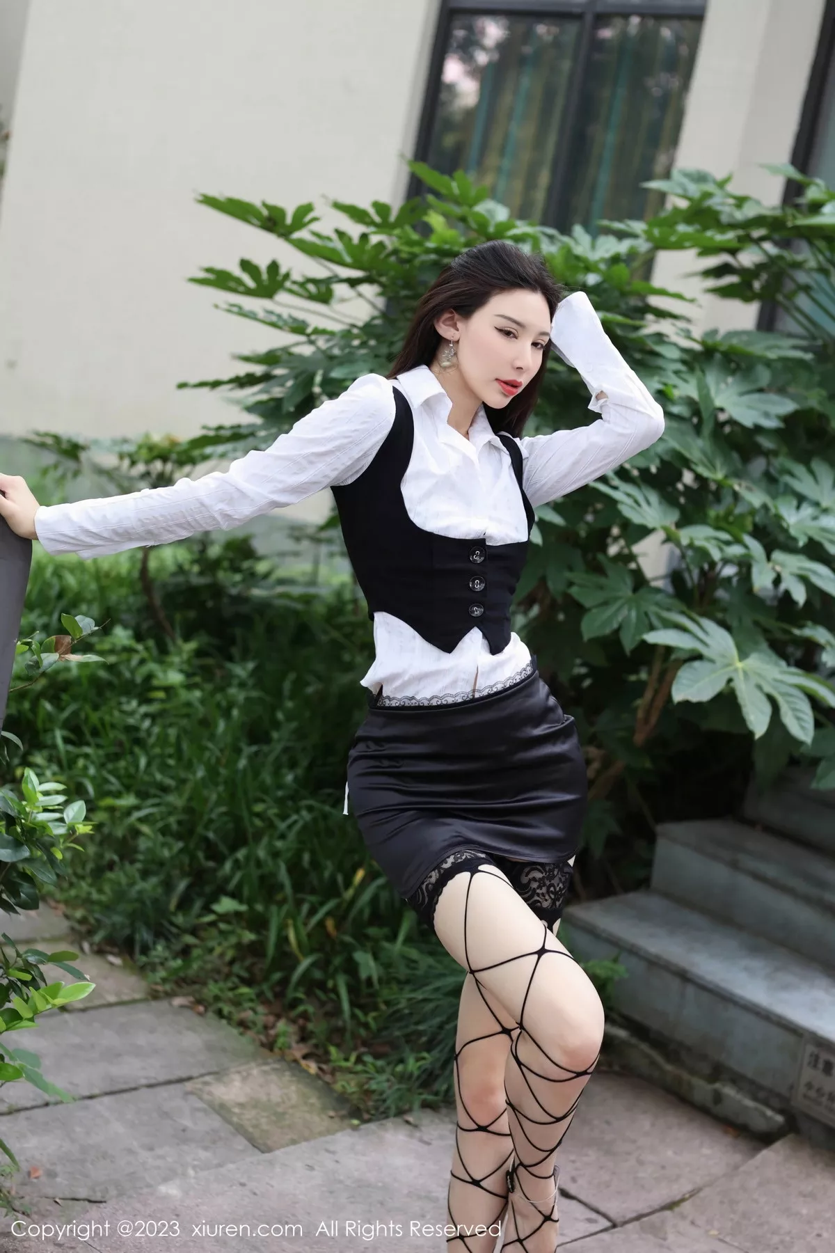 秀人集.com_[XiuRen秀人网]No.7525_模特曼柔户外性感白T配黑色短裙半脱秀豪乳遮点惹火诱惑写真78P
