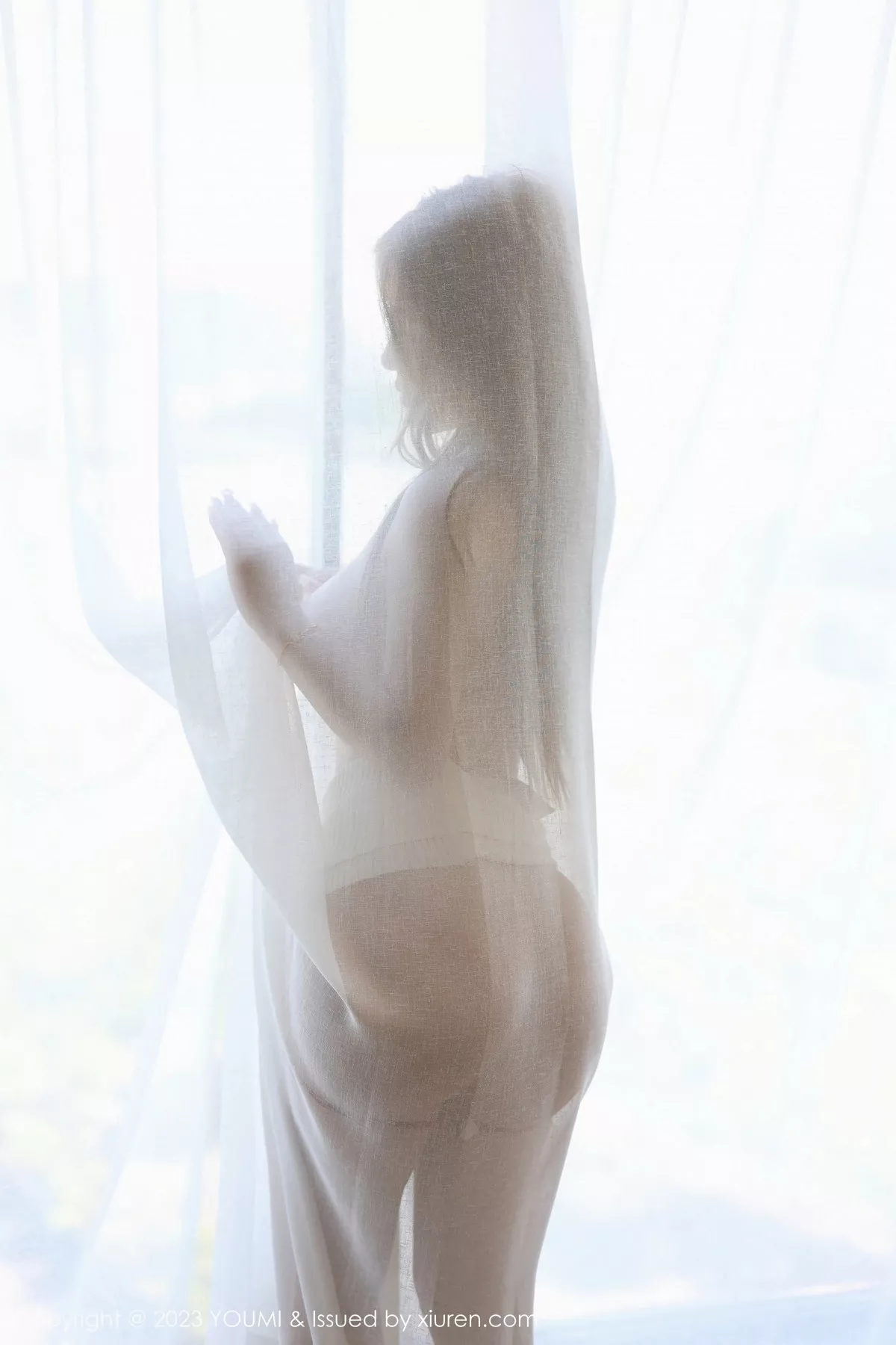 秀人集.com_[YouMi尤蜜荟]Vol.995_模特小海臀Rena性感浅色衣配黑色长裤半脱秀浑圆翘臀诱惑写真72P