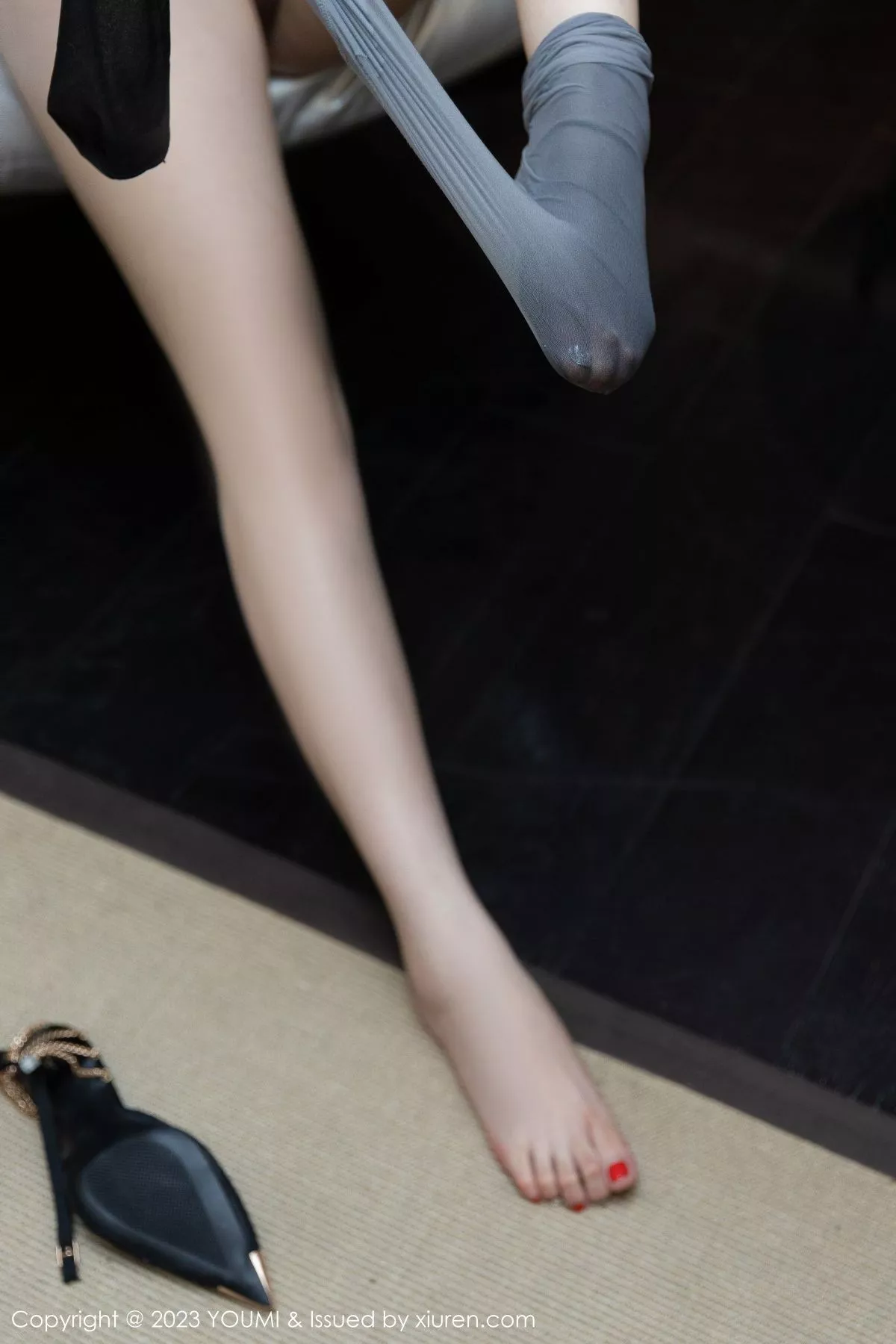 秀人集.com_[YouMi尤蜜荟]Vol.987_女神Carol周妍希深色露肩连衣裙配超薄灰丝秀丰满身材诱惑写真77P