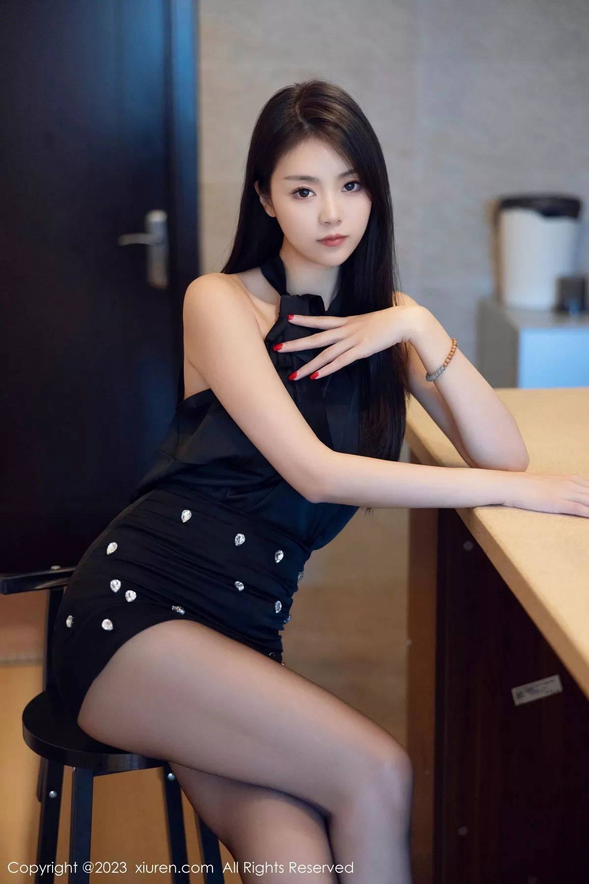 秀人集.com_[XiuRen秀人网]No.7535_模特可乐Vicky性感黑色上衣配黑短裙露超薄黑丝秀美腿诱惑写真82P