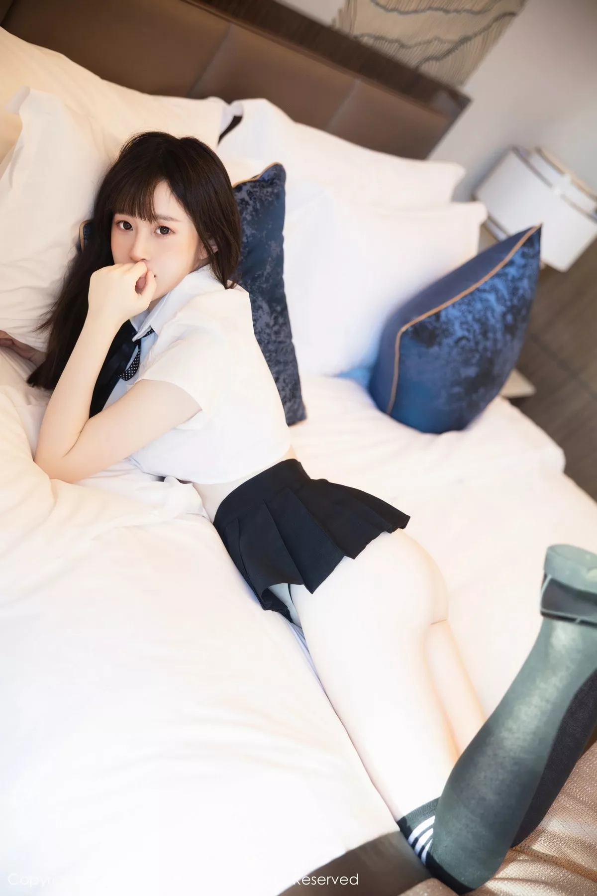 秀人集.com_[XiuRen秀人网]No.7534_模特林悠悠性感短款白T配黑色短裙半撩秀翘臀美腿惹火诱惑写真81P