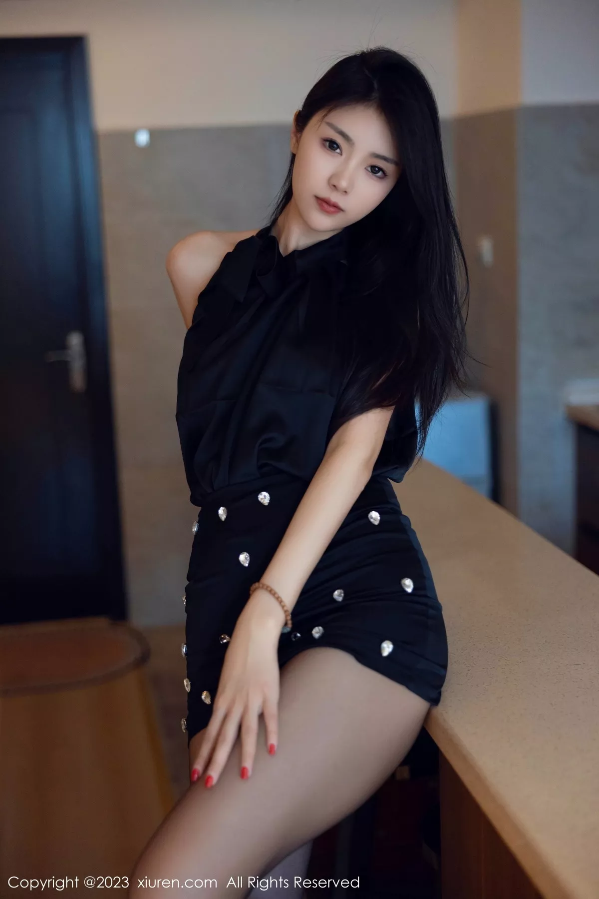 秀人集.com_[XiuRen秀人网]No.7535_模特可乐Vicky性感黑色上衣配黑短裙露超薄黑丝秀美腿诱惑写真82P