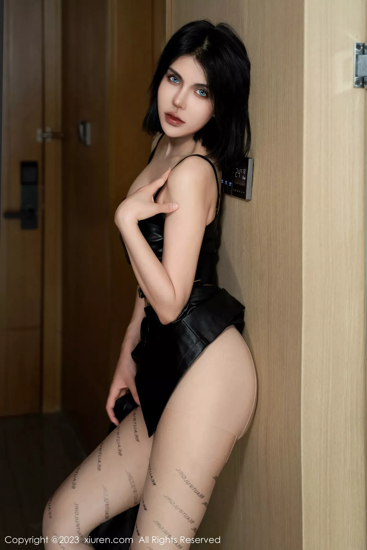 秀人集.com_[XiuRen秀人网]No.7581_模特金纯一性感黑色皮质短裙套装配超薄肉丝秀完美身材诱惑写真62P