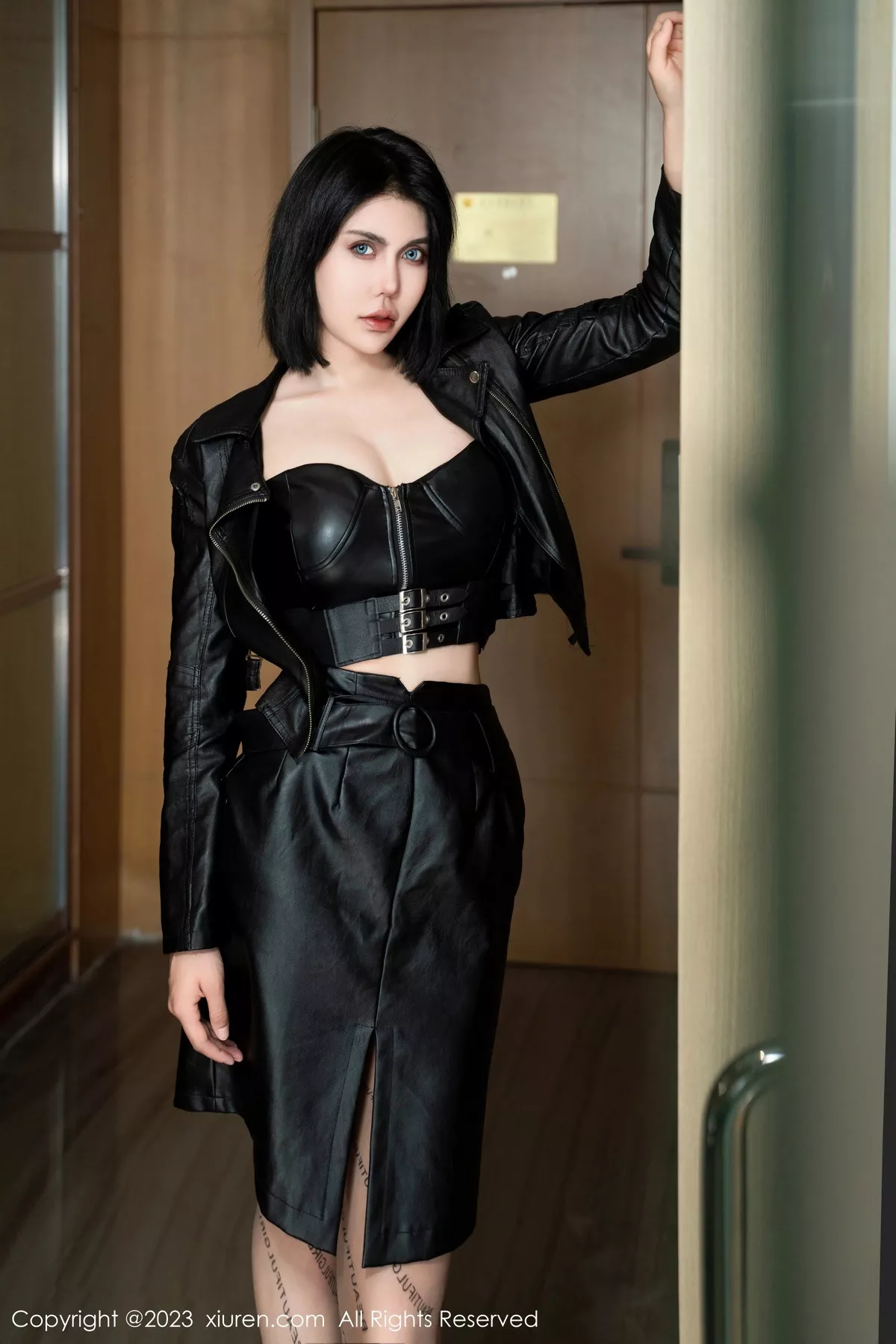 秀人集.com_[XiuRen秀人网]No.7581_模特金纯一性感黑色皮质短裙套装配超薄肉丝秀完美身材诱惑写真62P
