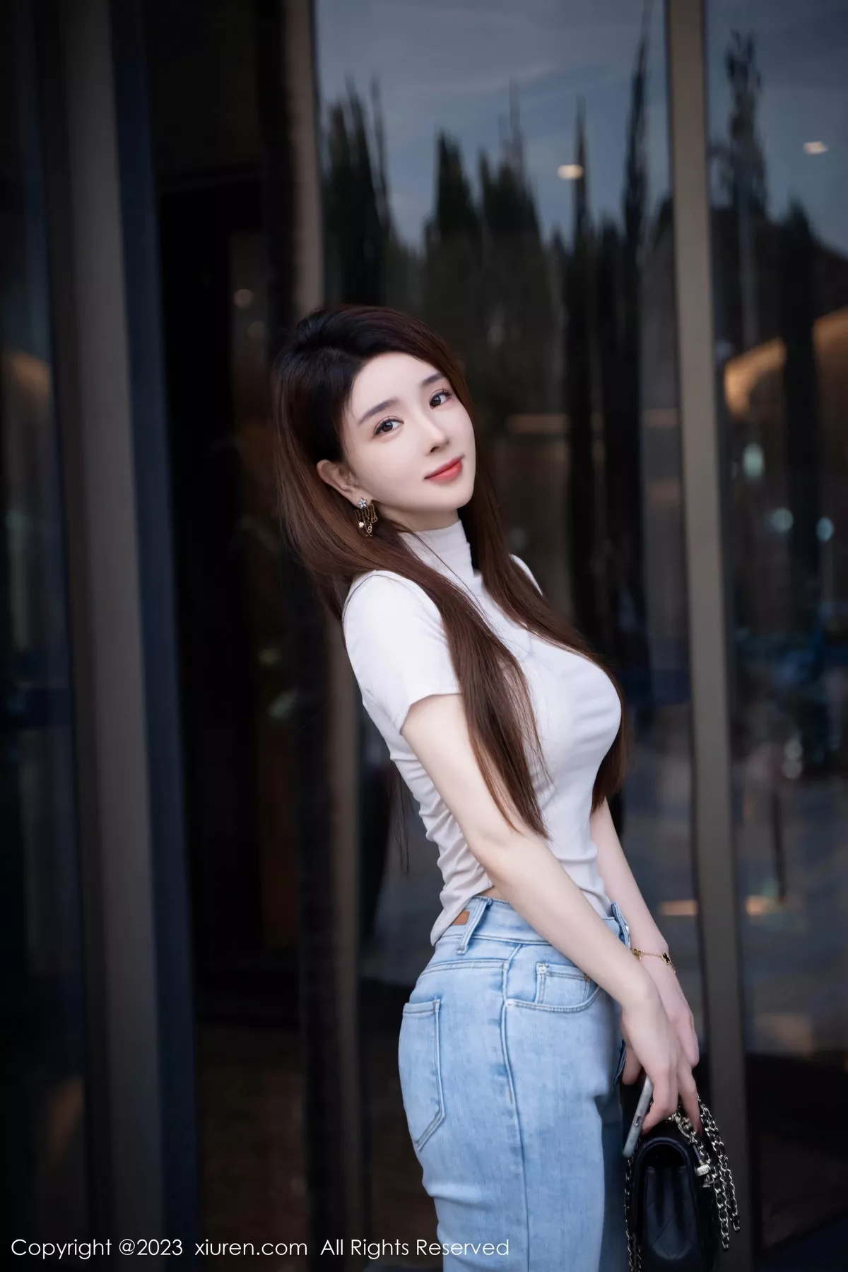 秀人集.com_[XiuRen秀人网]No.7586_新人模特雨儿baby性感浅色衣配牛仔裤半脱秀丰腴身材诱惑写真71P