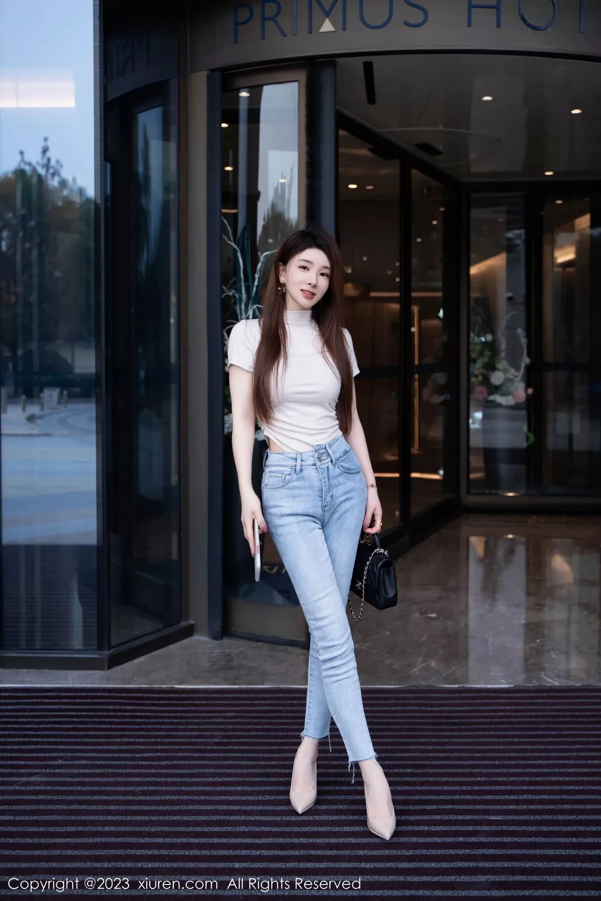 秀人集.com_[XiuRen秀人网]No.7586_新人模特雨儿baby性感浅色衣配牛仔裤半脱秀丰腴身材诱惑写真71P