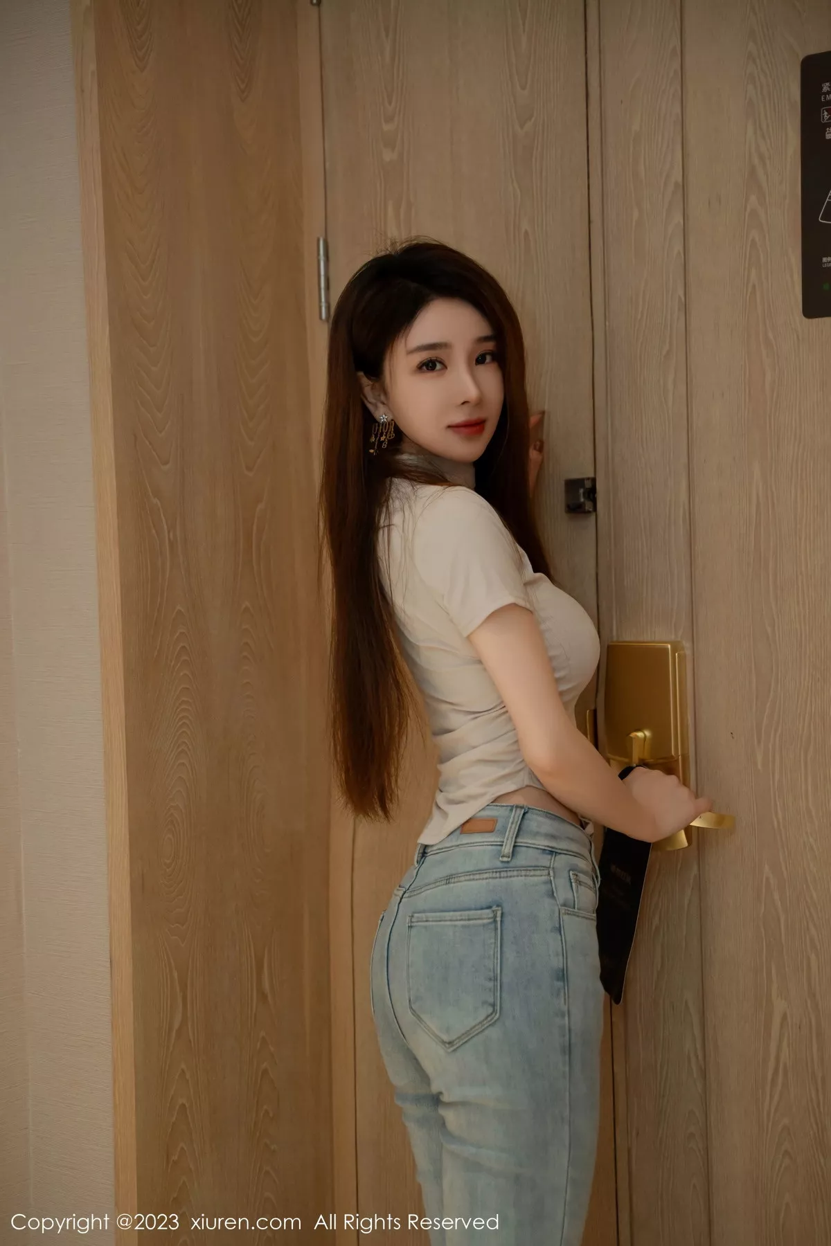 秀人集.com_[XiuRen秀人网]No.7586_新人模特雨儿baby性感浅色衣配牛仔裤半脱秀丰腴身材诱惑写真71P