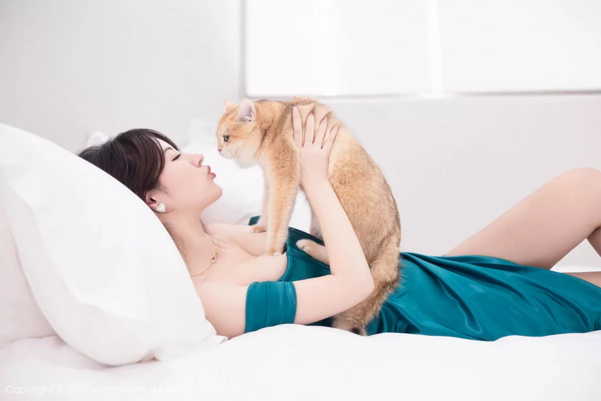 秀人集.com_[XiuRen秀人网]No.7592_模特诗诗kiki性感露肩裙露黑色蕾丝内衣配超薄黑丝撩人诱惑写真80P