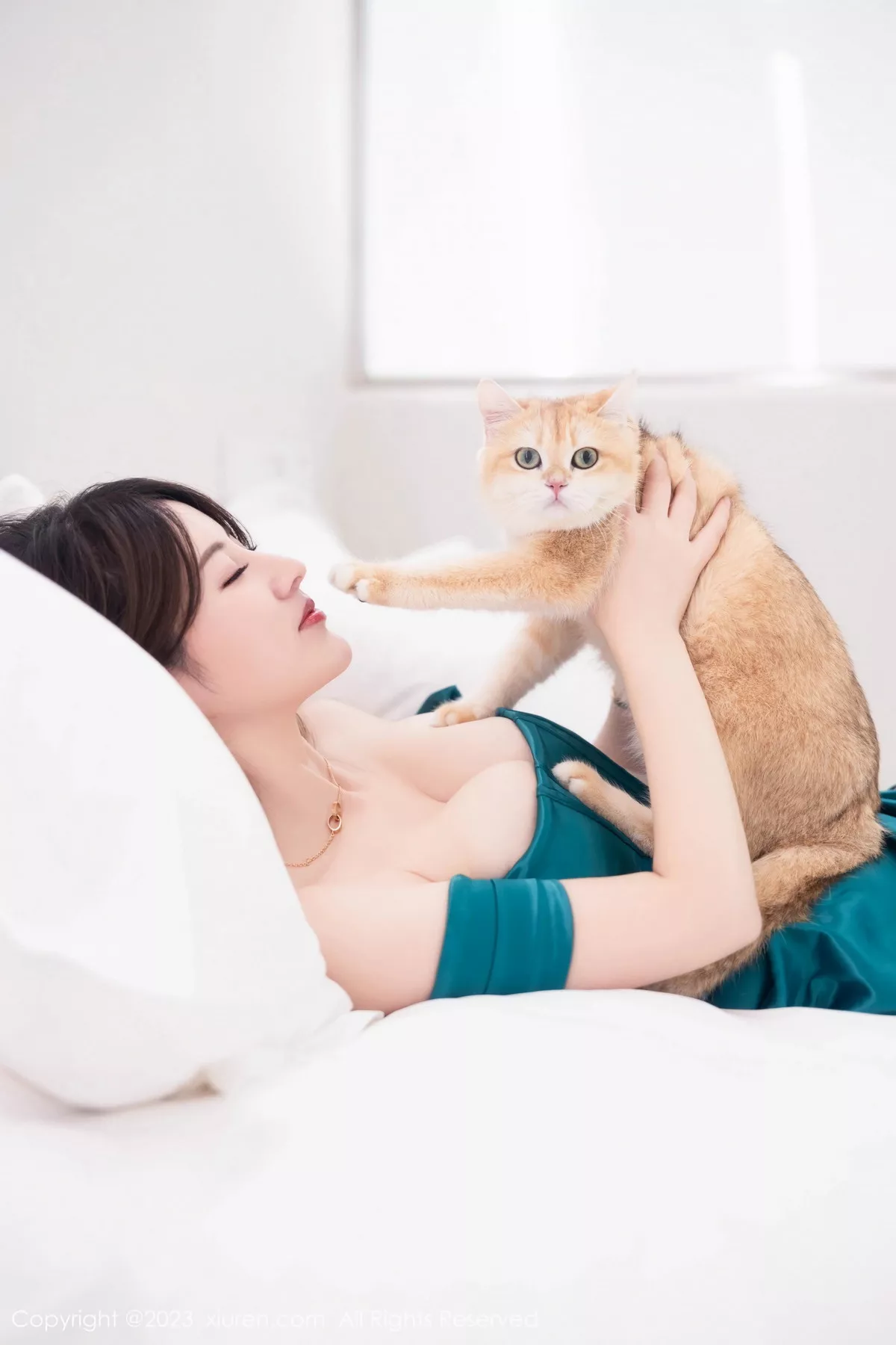 秀人集.com_[XiuRen秀人网]No.7592_模特诗诗kiki性感露肩裙露黑色蕾丝内衣配超薄黑丝撩人诱惑写真80P