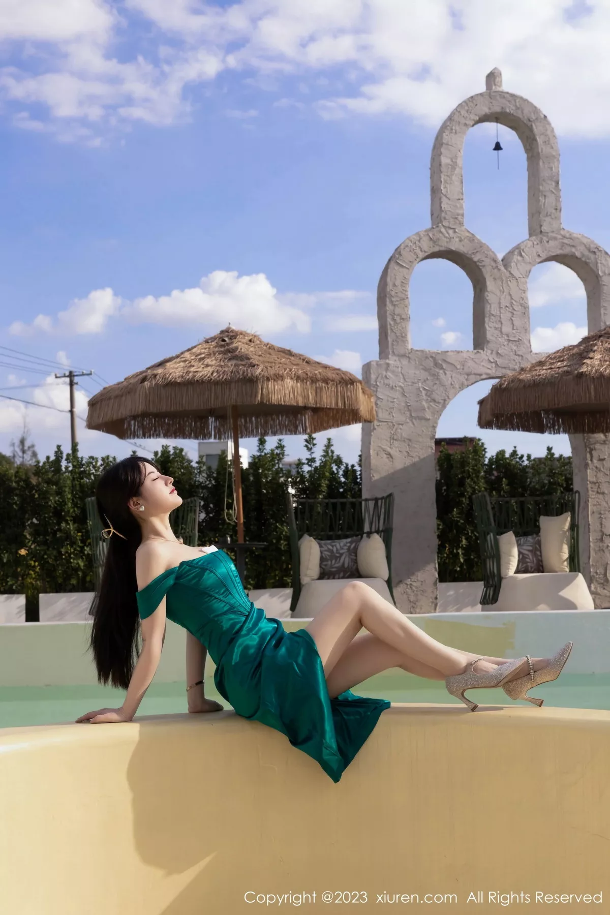 秀人集.com_[XiuRen秀人网]No.7592_模特诗诗kiki性感露肩裙露黑色蕾丝内衣配超薄黑丝撩人诱惑写真80P