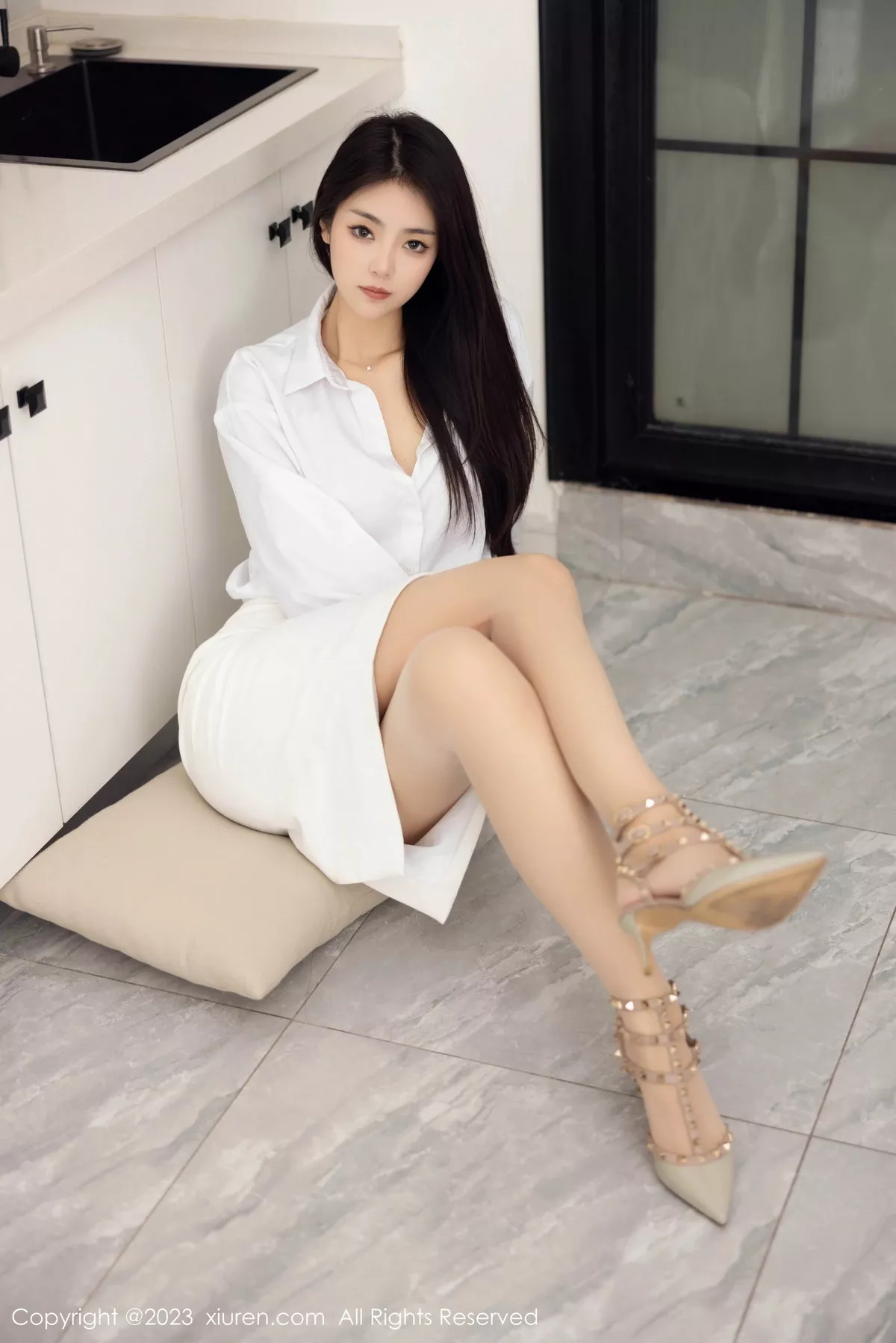 秀人集.com_[XiuRen秀人网]No.7601_模特可乐Vicky性感白T配白短裙露原色丝袜秀完美身材诱惑写真95P