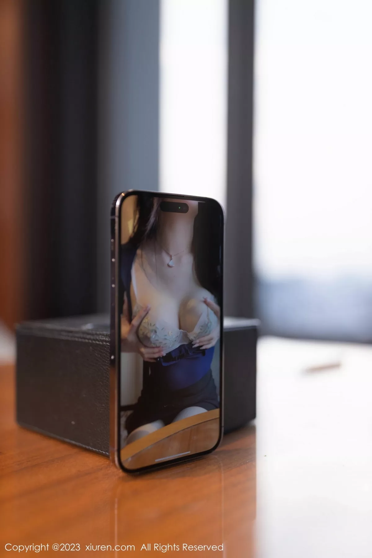 秀人集.com_[XiuRen秀人网]No.7604_模特小逗逗性感蓝上衣配黑短裙露薄纱内衣配开档丝袜诱惑写真77P