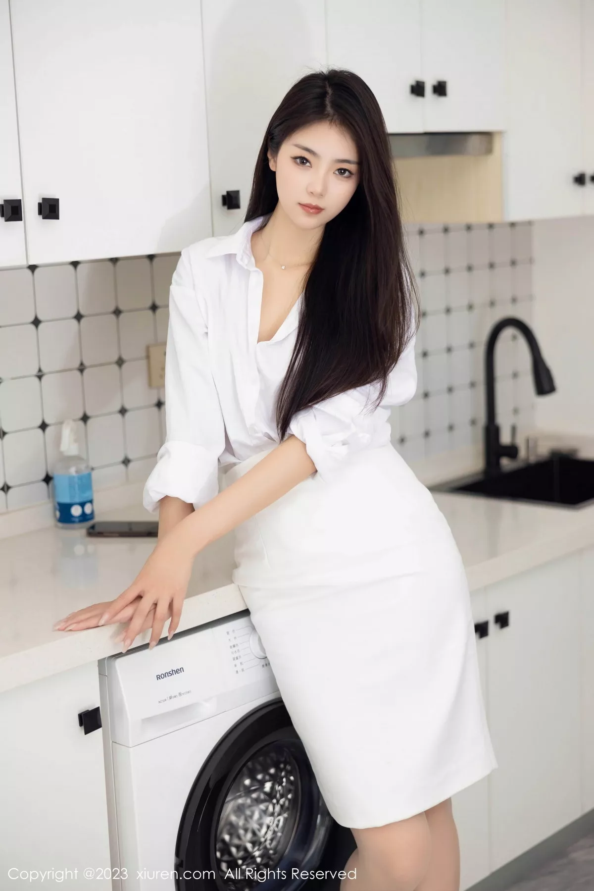 秀人集.com_[XiuRen秀人网]No.7601_模特可乐Vicky性感白T配白短裙露原色丝袜秀完美身材诱惑写真95P