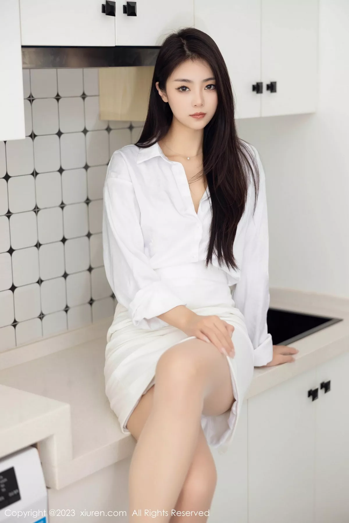 秀人集.com_[XiuRen秀人网]No.7601_模特可乐Vicky性感白T配白短裙露原色丝袜秀完美身材诱惑写真95P