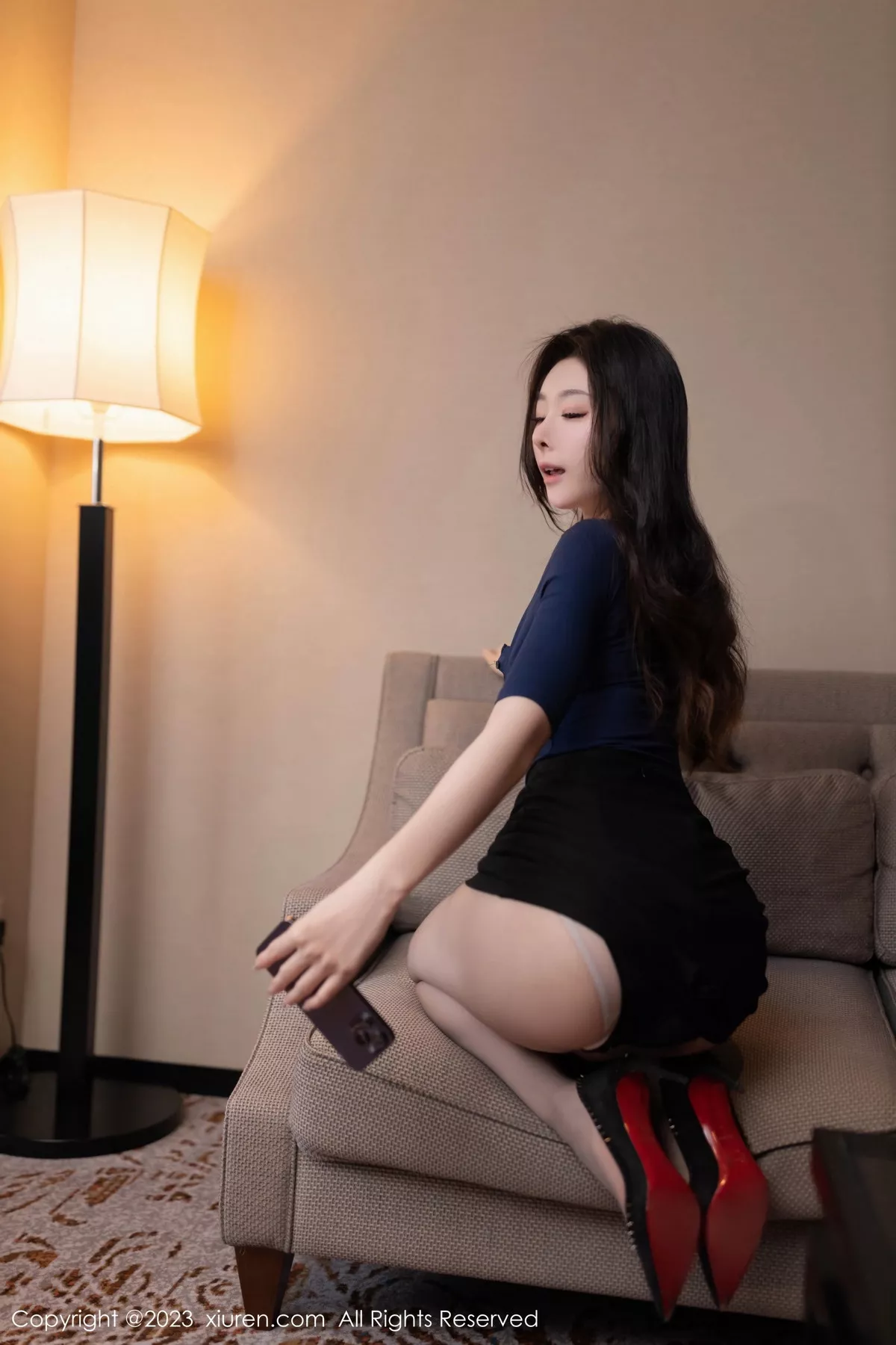 秀人集.com_[XiuRen秀人网]No.7604_模特小逗逗性感蓝上衣配黑短裙露薄纱内衣配开档丝袜诱惑写真77P