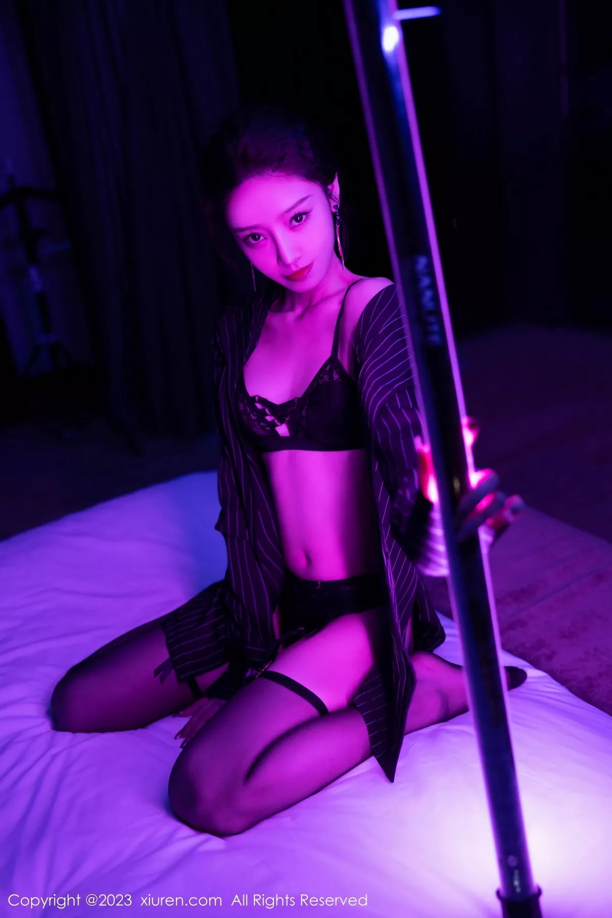 秀人集.com_[XiuRen秀人网]No.7611_模特苏曼兮黑色条纹衬衫露黑色内衣配黑丝吊袜秀翘臀诱惑写真90P