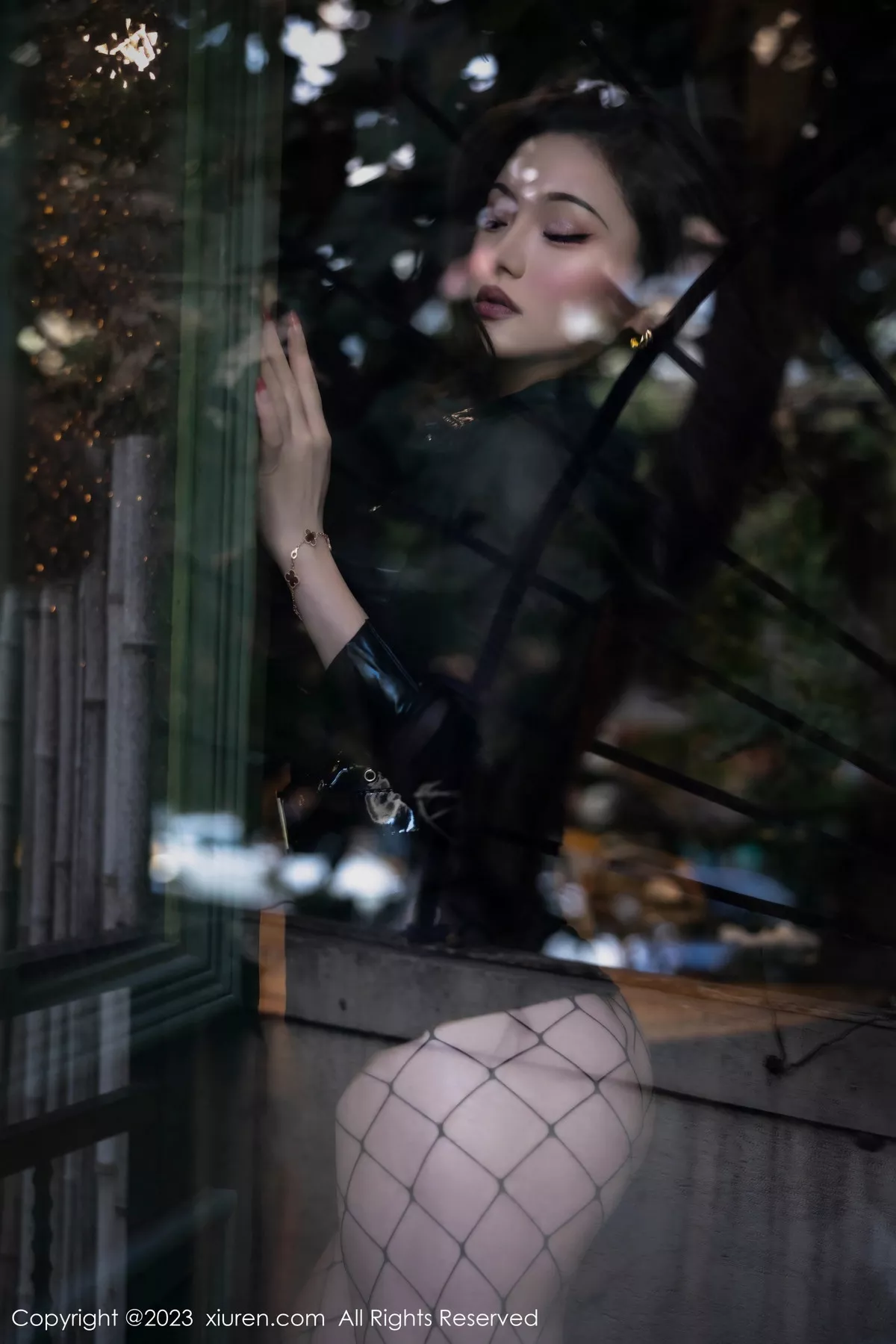 秀人集.com_[XiuRen秀人网]No.7607_新人模特Nanyo黑色露背连衣裙配黑丝渔网秀曼妙身姿诱惑写真54P