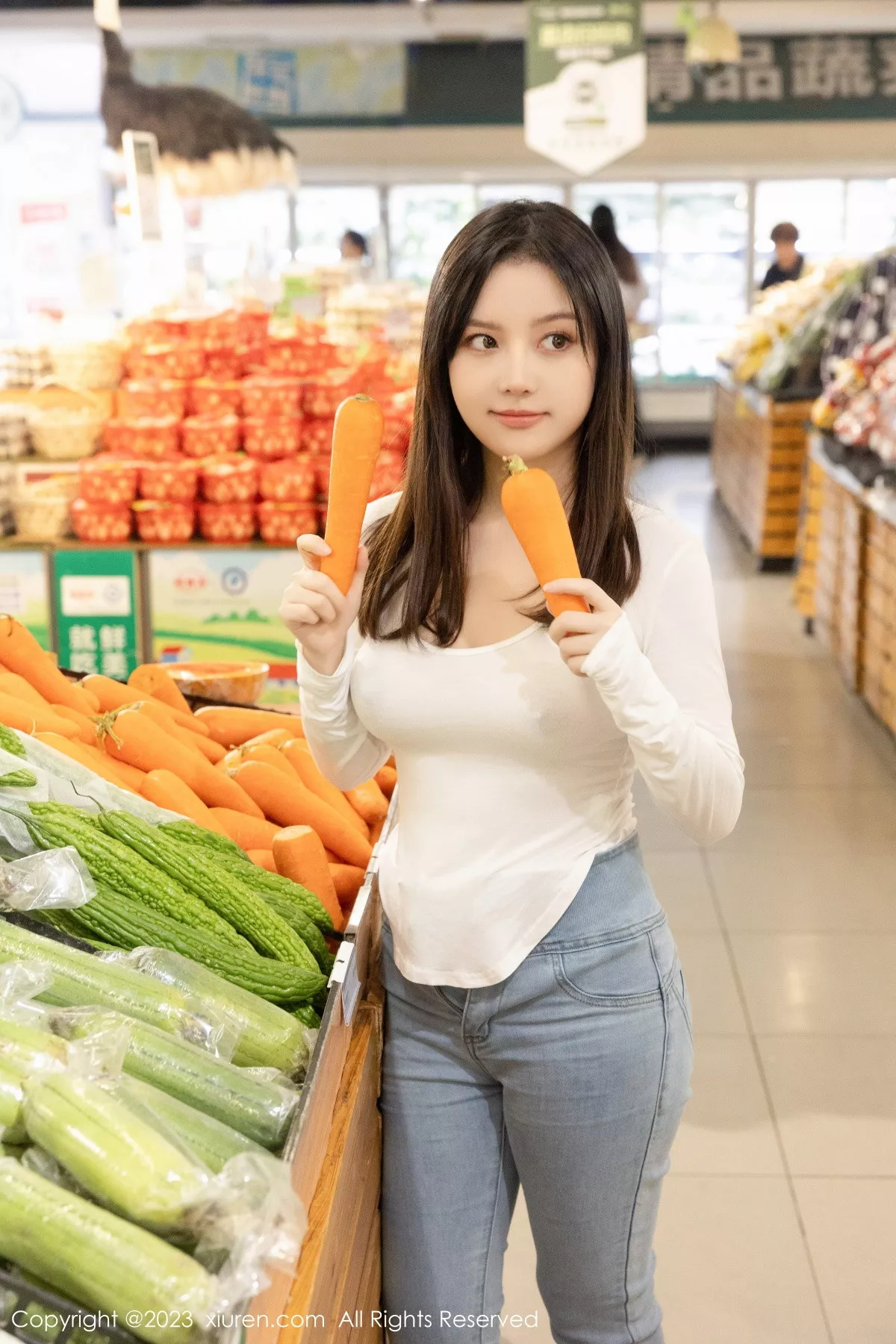 秀人集.com_[XiuRen秀人网]No.7616_模特豆瓣酱超市场景性感白T配牛仔裤半脱秀丰满身材诱惑写真84P