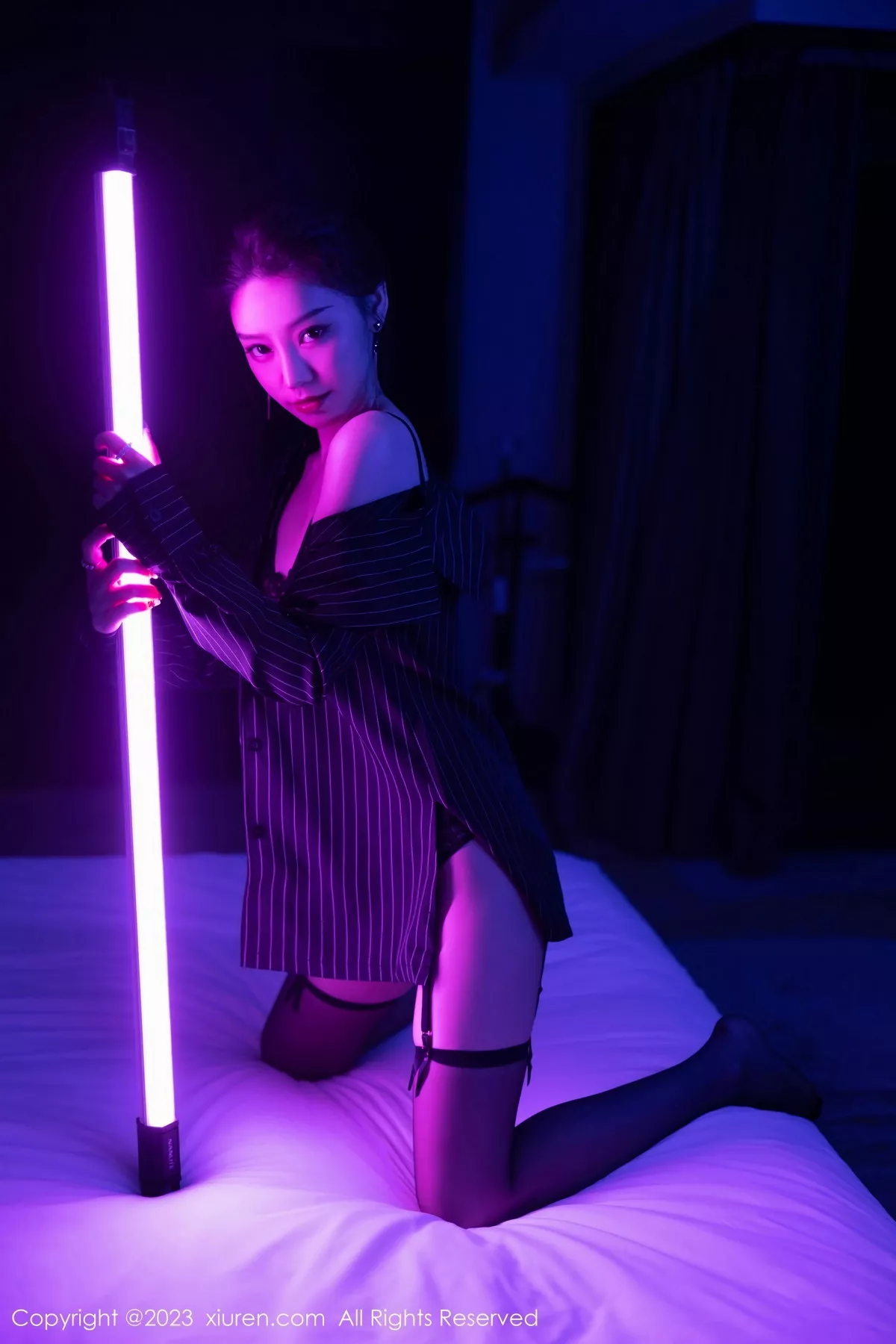 秀人集.com_[XiuRen秀人网]No.7611_模特苏曼兮黑色条纹衬衫露黑色内衣配黑丝吊袜秀翘臀诱惑写真90P