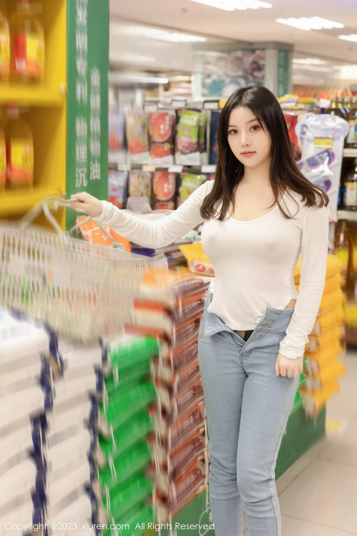 秀人集.com_[XiuRen秀人网]No.7616_模特豆瓣酱超市场景性感白T配牛仔裤半脱秀丰满身材诱惑写真84P