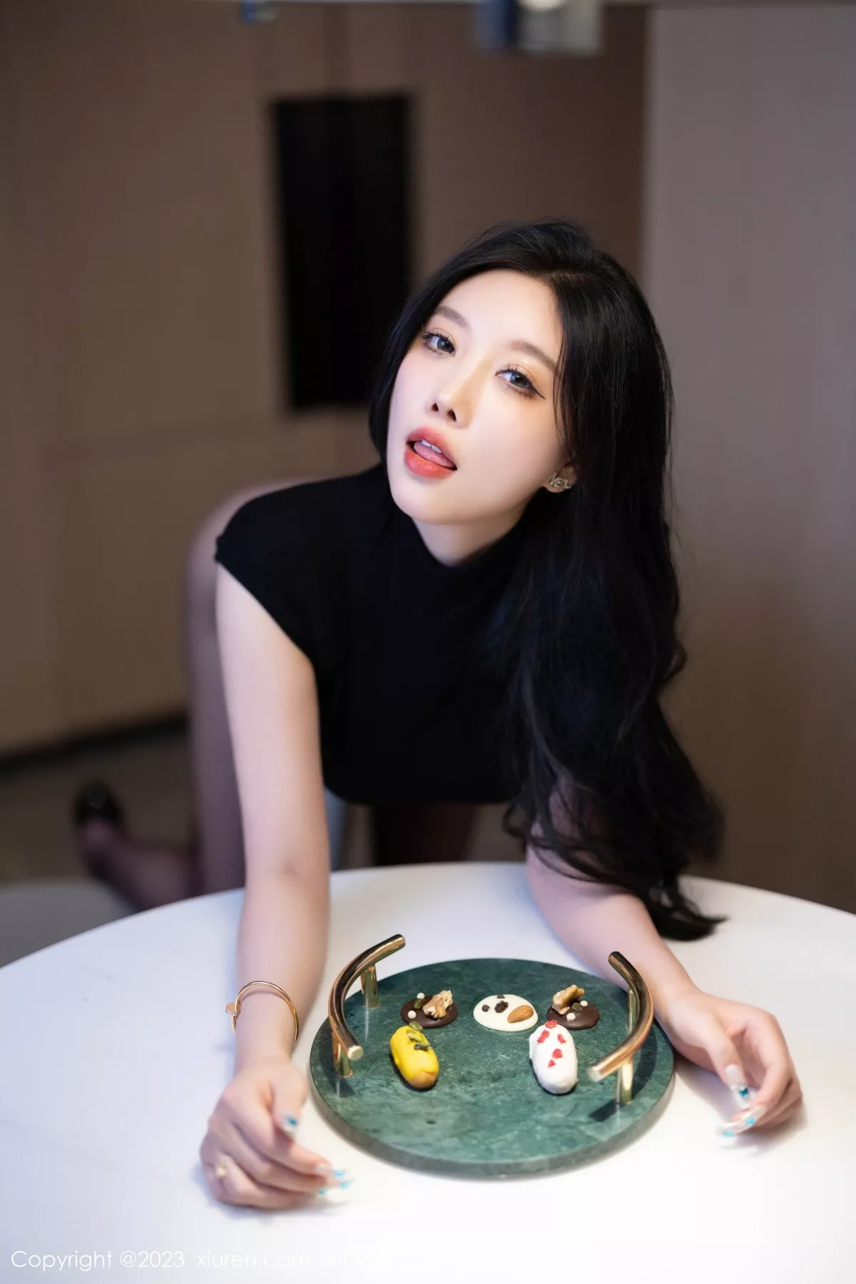 秀人集.com_[XiuRen秀人网]No.7627_女神杨晨晨Yome性感黑色上衣配黑短裙露超薄无内黑丝魅惑写真90P