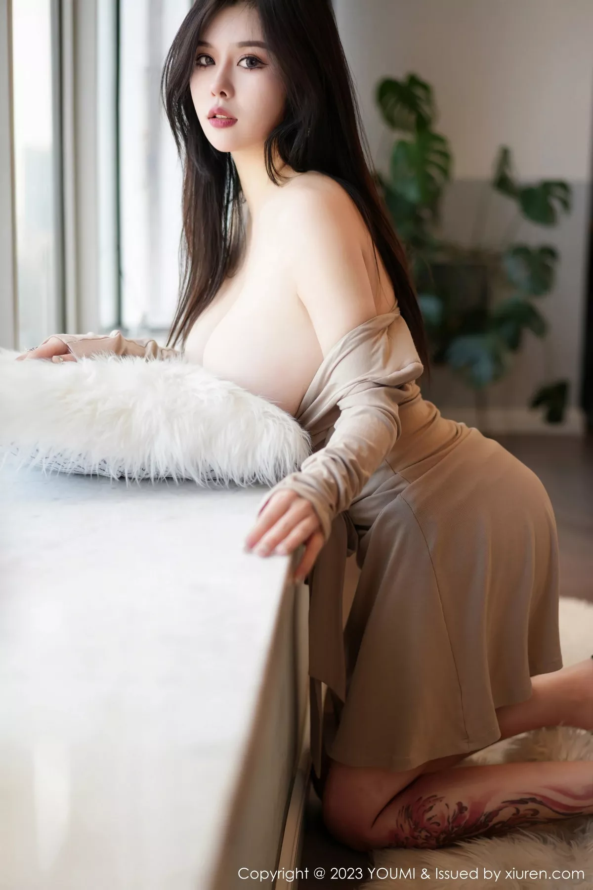 秀人集.com_[YouMi尤蜜荟]Vol.1000_模特周思乔Betty浅暖色连衣短裙配超薄肉丝秀凹凸身材诱惑写真76P