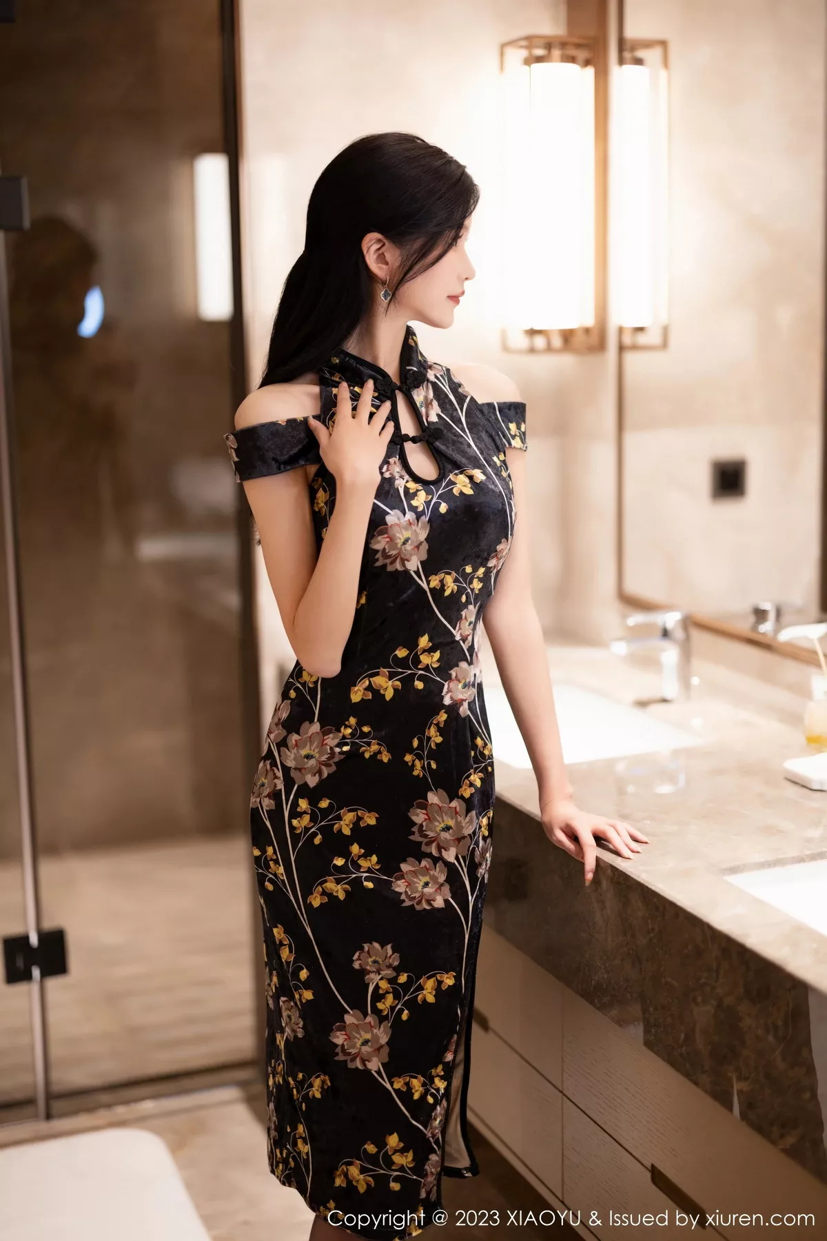 秀人集.com_[XiaoYu画语界]Vol.1142_模特程程程性感深色带图案旗袍配超薄黑丝秀苗条身材诱惑写真84P