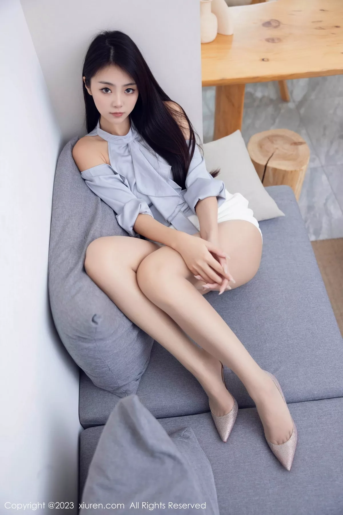 秀人集.com_[XiuRen秀人网]No.7635_模特可乐Vicky性感浅蓝上衣配白短裙露原色丝袜秀美腿诱惑写真97P