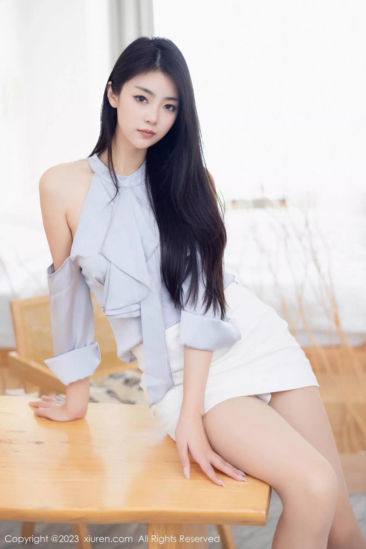 秀人集.com_[XiuRen秀人网]No.7635_模特可乐Vicky性感浅蓝上衣配白短裙露原色丝袜秀美腿诱惑写真97P