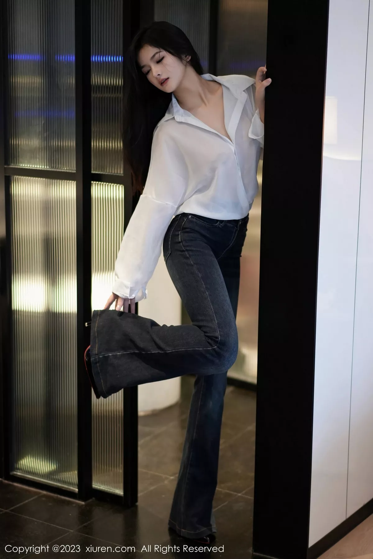 秀人集.com_[XiuRen秀人网]No.7645_模特谭小灵性感白T配简约牛仔裤露超薄黑丝秀惹火身材诱惑写真106P