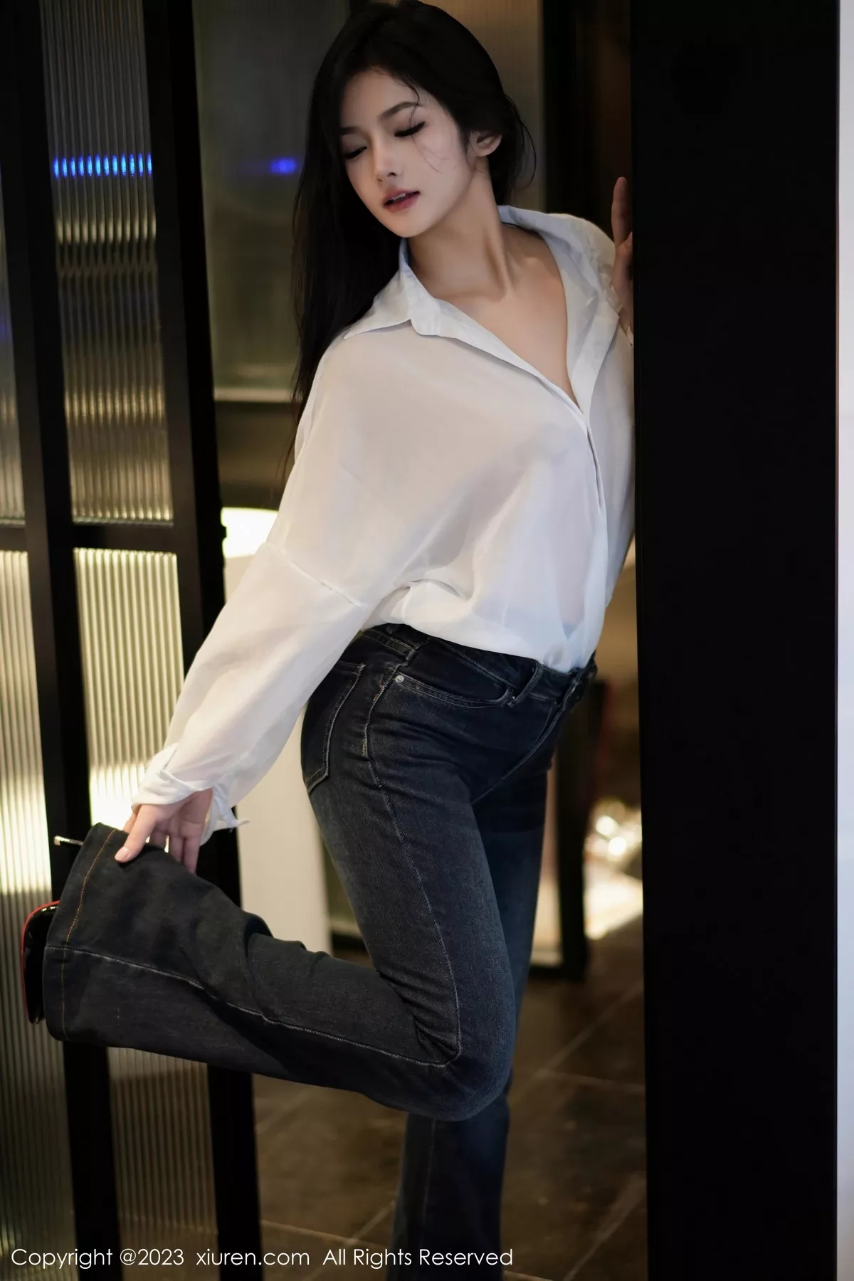 秀人集.com_[XiuRen秀人网]No.7645_模特谭小灵性感白T配简约牛仔裤露超薄黑丝秀惹火身材诱惑写真106P