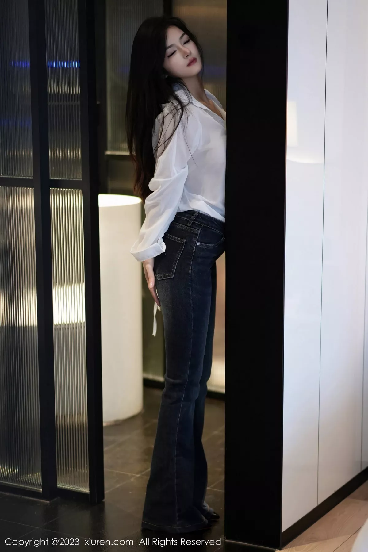 秀人集.com_[XiuRen秀人网]No.7645_模特谭小灵性感白T配简约牛仔裤露超薄黑丝秀惹火身材诱惑写真106P