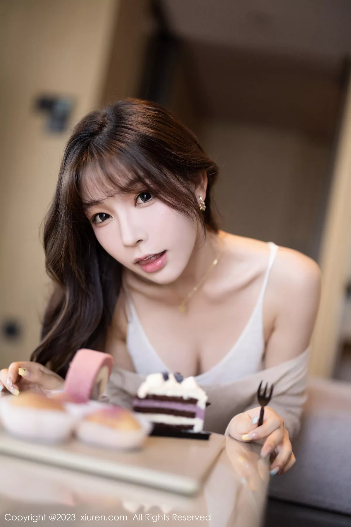 秀人集.com_[XiuRen秀人网]No.7647_女神徐莉芝Booty性感暖灰色上衣配白色短裤秀曼妙身姿诱惑写真82P