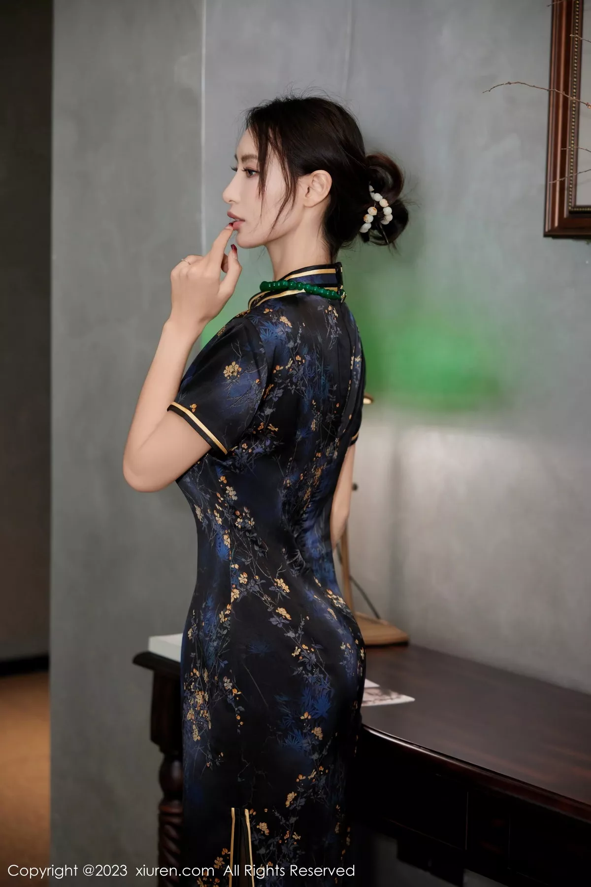 秀人集.com_[XiuRen秀人网]No.7656_模特Lingyu69性感深色旗袍服饰露黑色内衣配黑丝吊袜诱惑写真61P