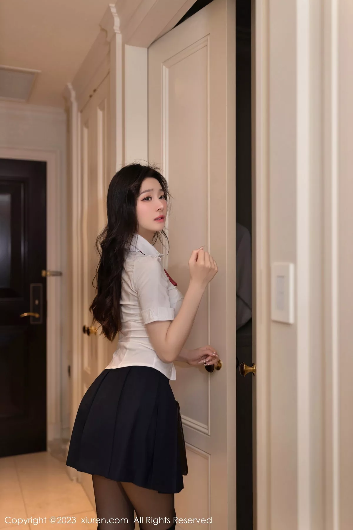 秀人集.com_[XiuRen秀人网]No.7674_模特小逗逗捆绑剧情性感白T配黑色短裙露超薄黑丝极致魅惑写真80P