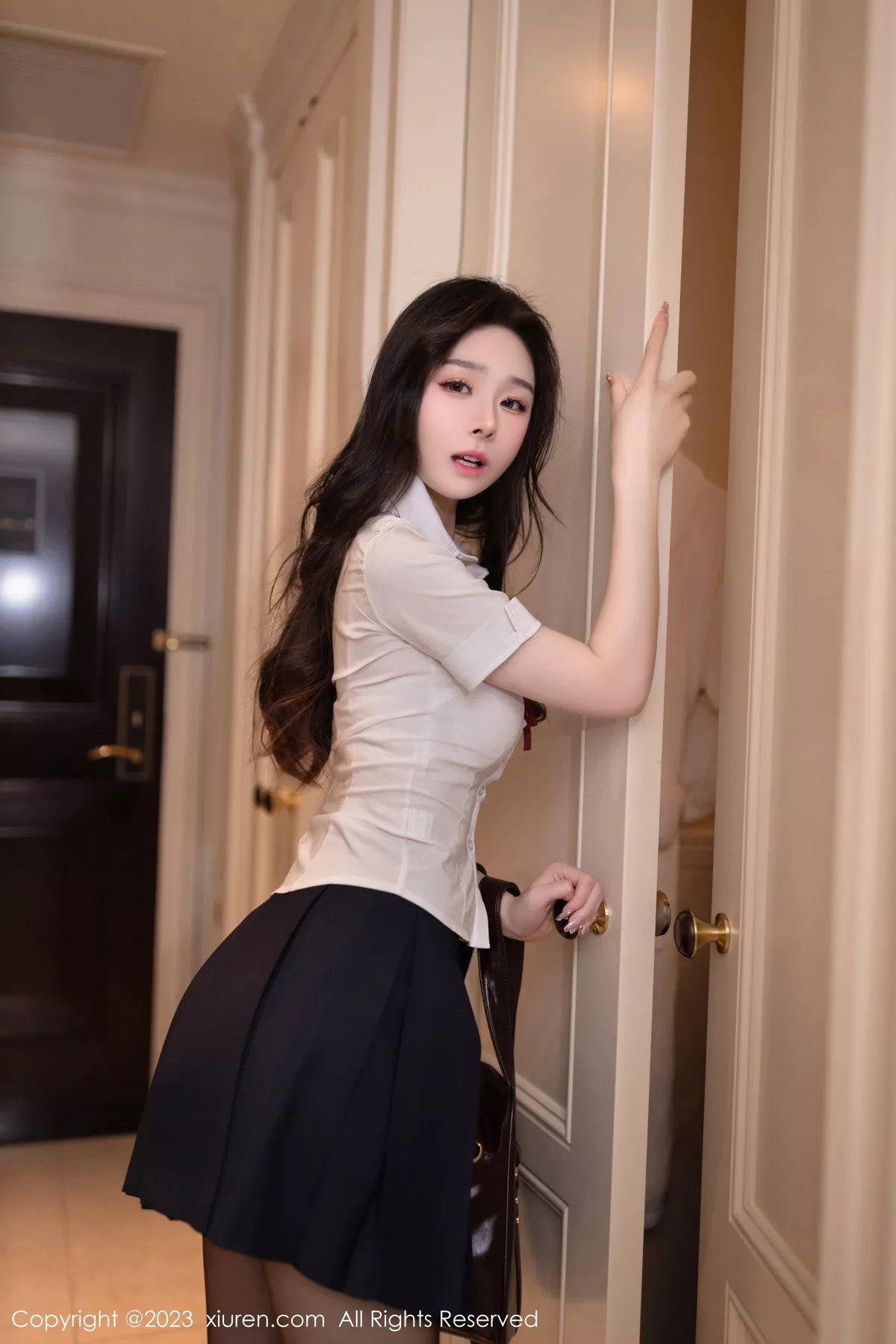 秀人集.com_[XiuRen秀人网]No.7674_模特小逗逗捆绑剧情性感白T配黑色短裙露超薄黑丝极致魅惑写真80P