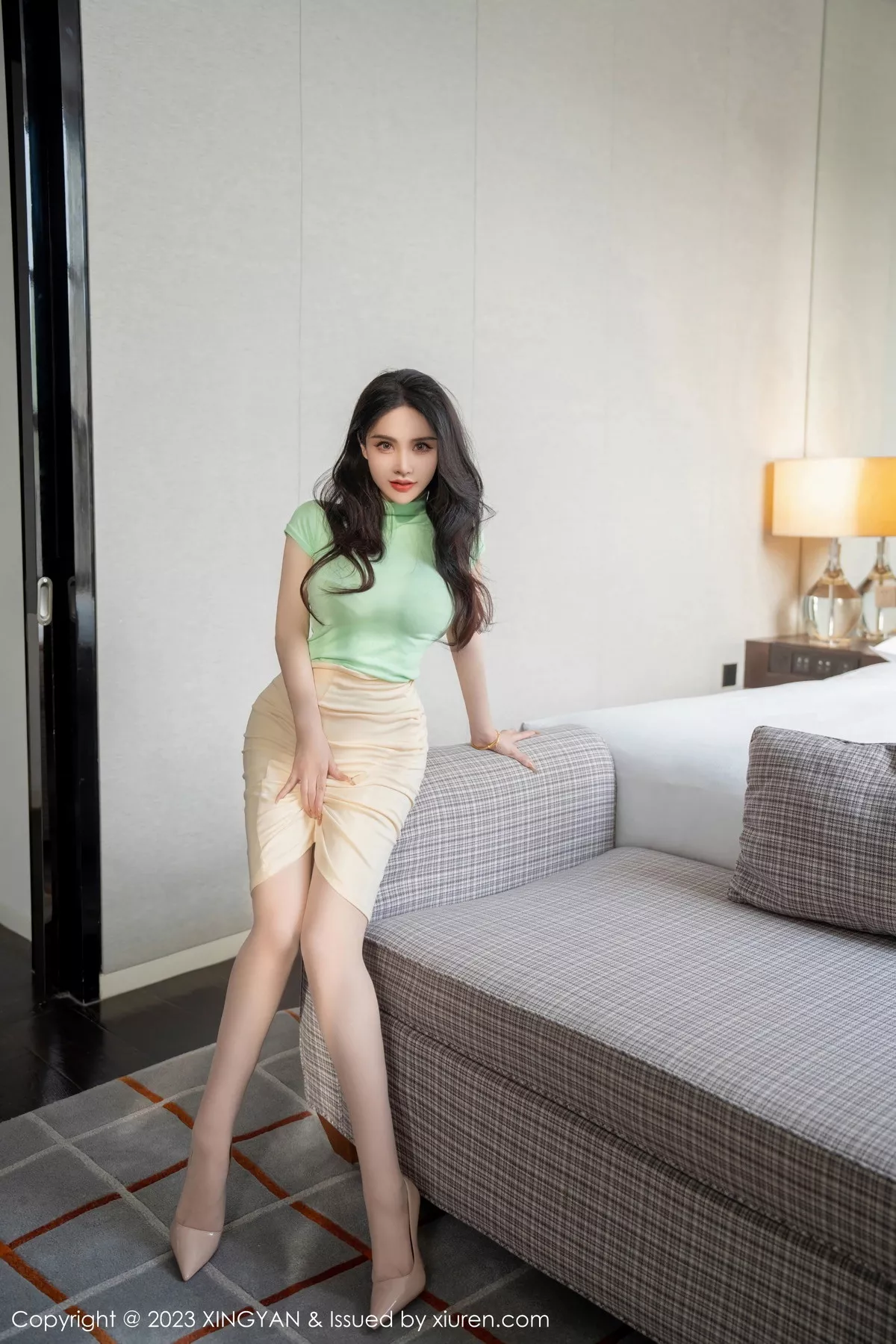 秀人集.com_[XINGYAN星颜社]VOL.215_女神潘娇娇性感果绿上衣配浅色短裙露浅色内衣秀豪乳诱惑写真77P